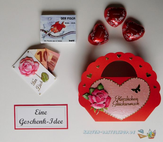 Rotes Täschchen mit Geldgeschenk und Pralinen