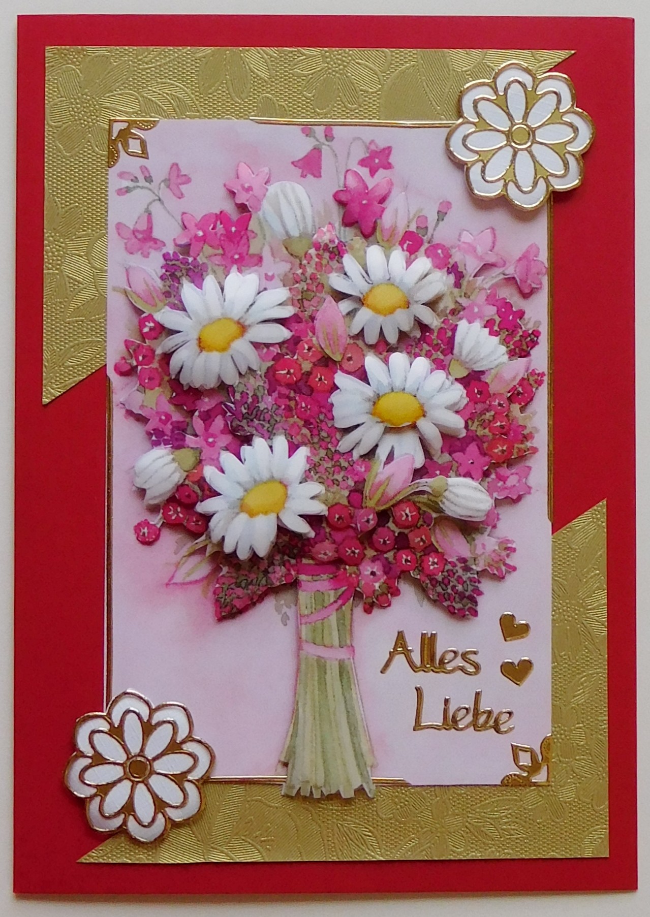 Karte mit Blumenstrauß mit goldenen Accessoires