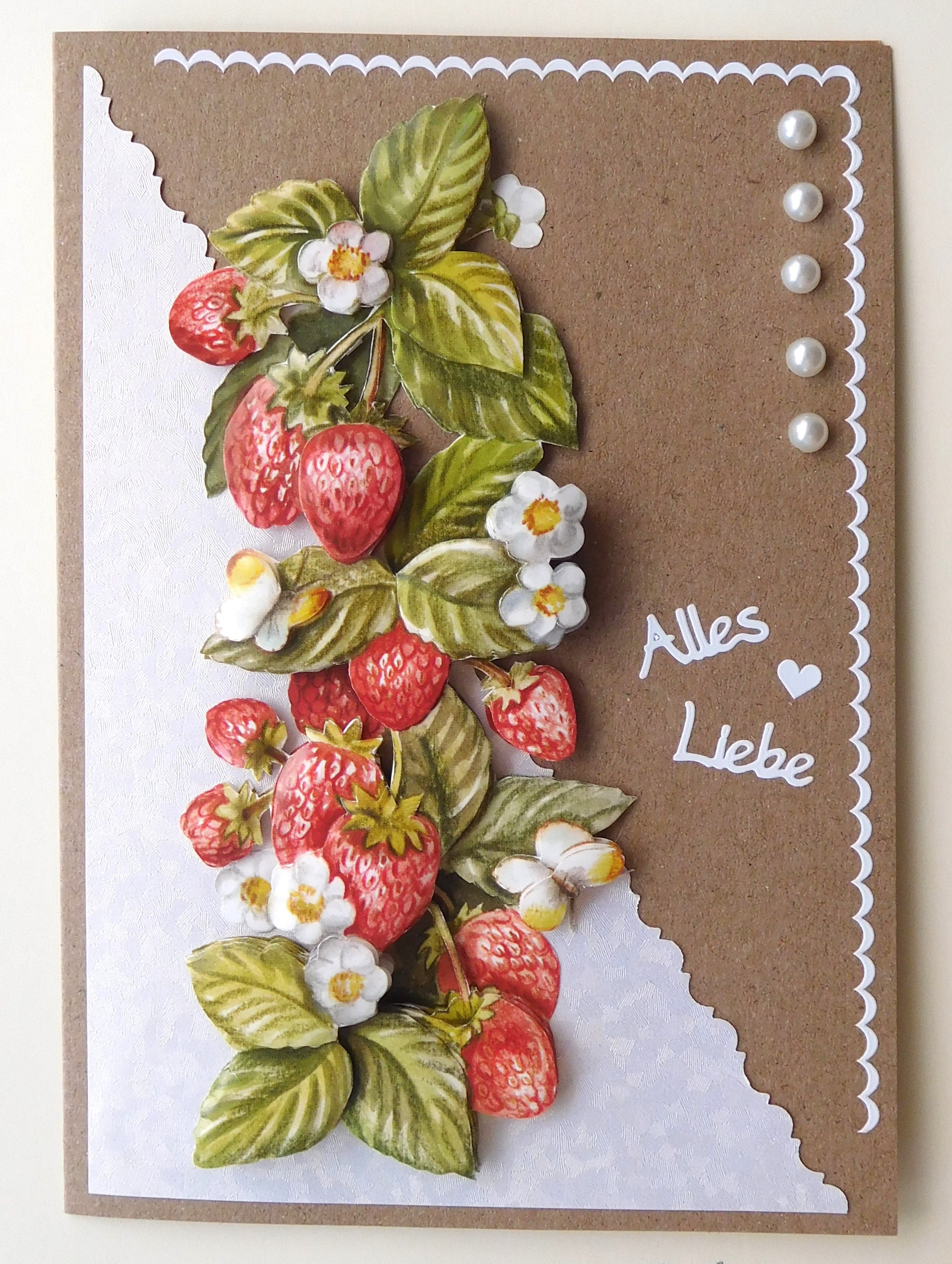 Sommerliche Grußkarte mit roten Erdbeeren