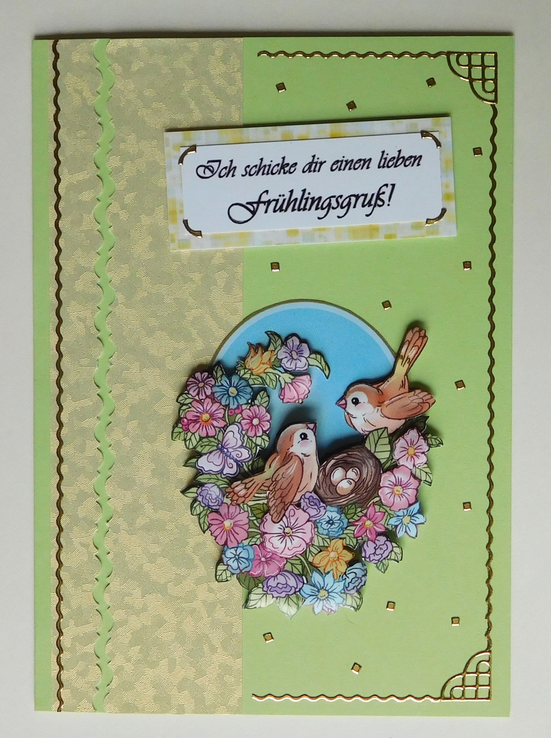Fruehlingskarte mit Voegelchen und Blumen