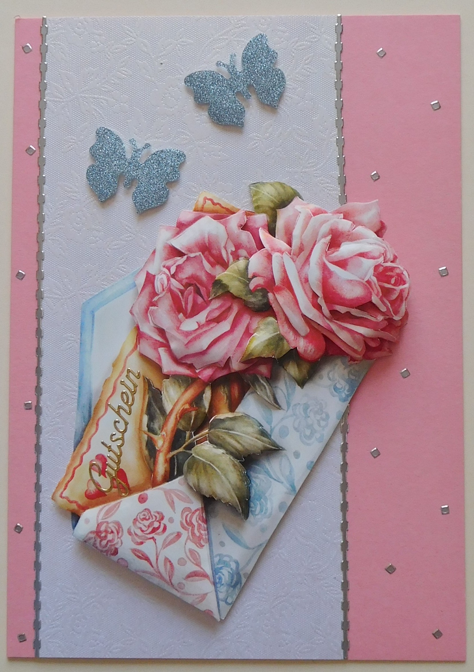 Gutscheinkarte mit Rosen und Umschlag