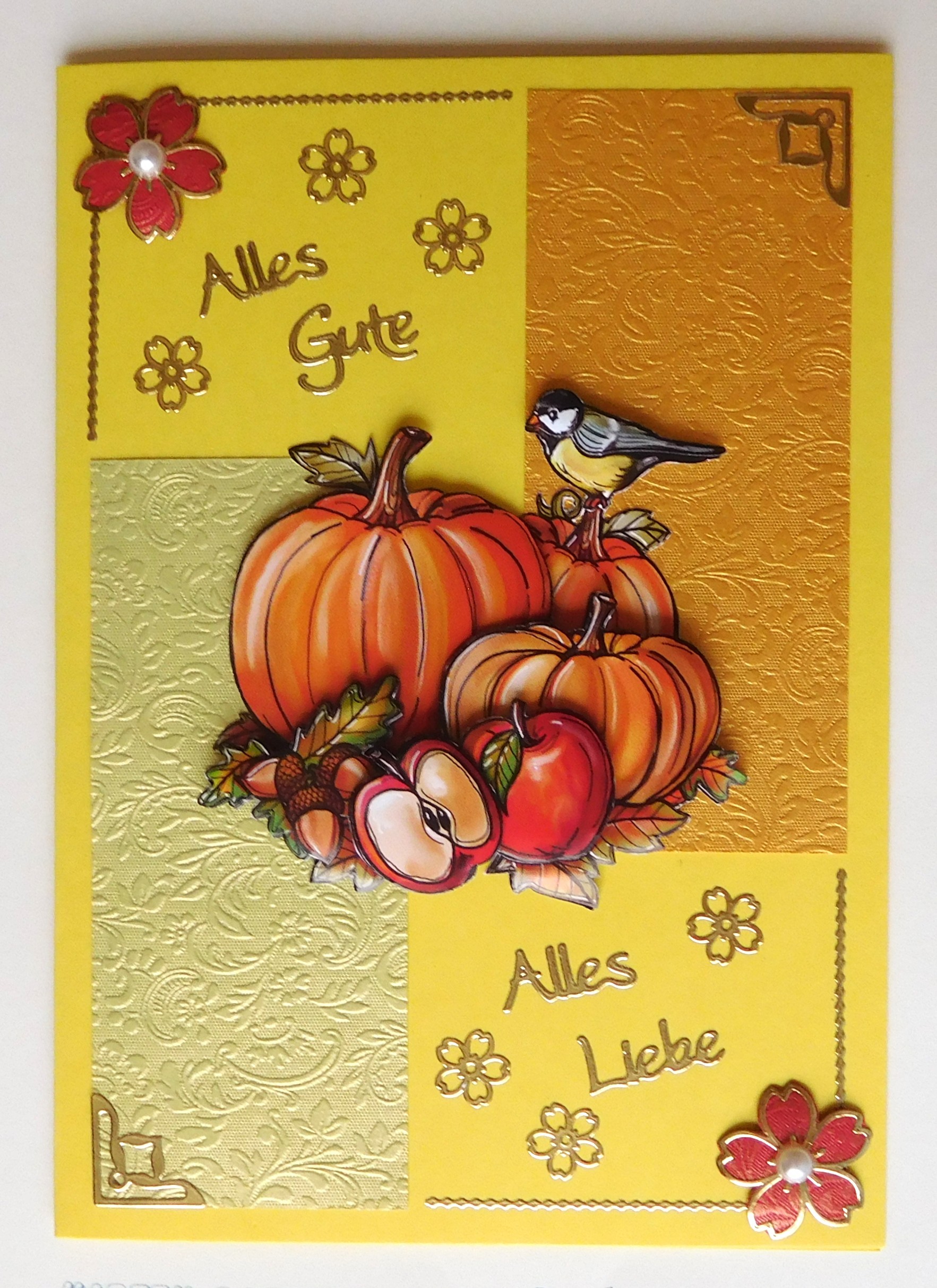 Herbstkarte mit Kürbissen und Vogel