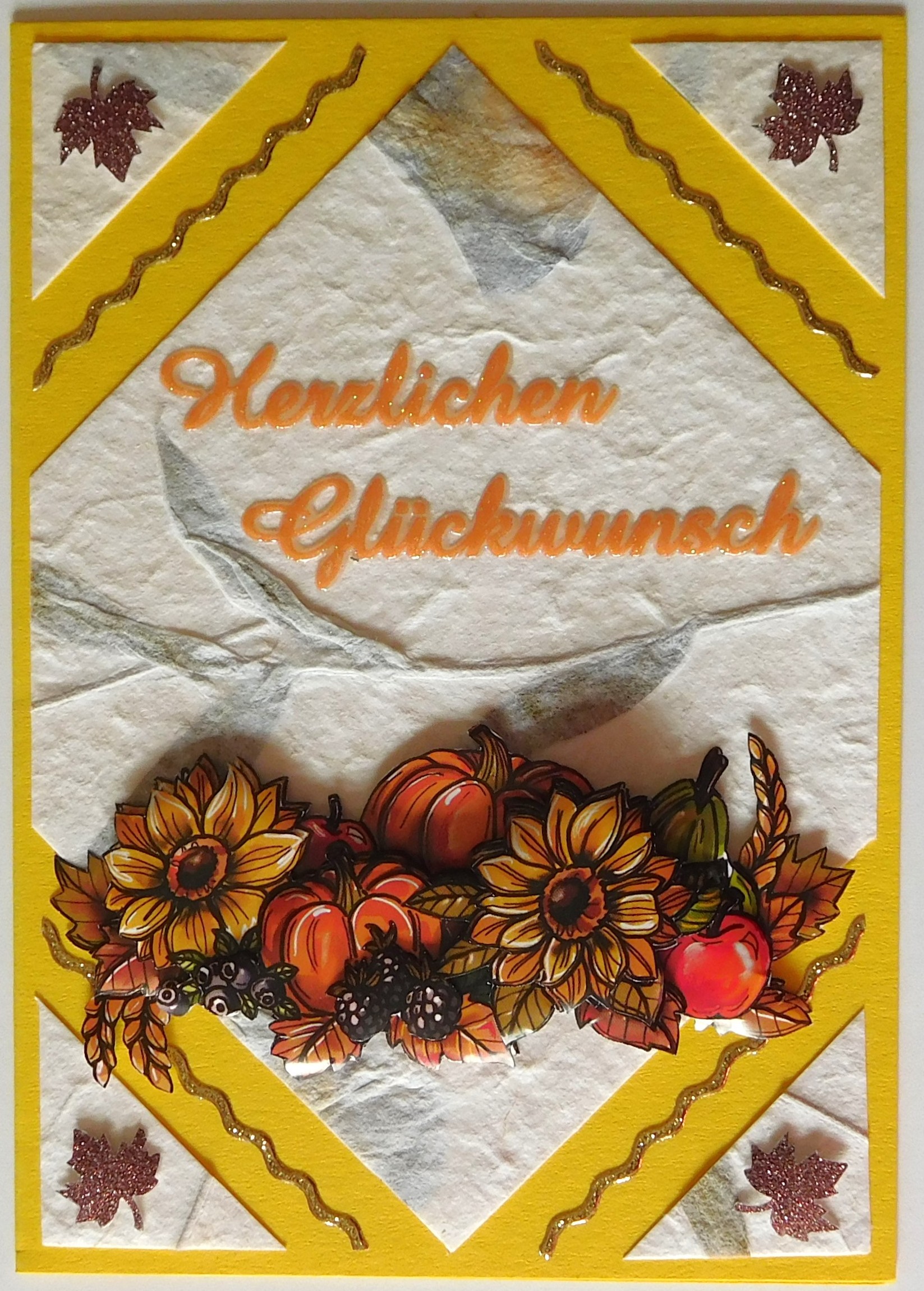Herbstliche Glueckwunschkarte mit Naturpapier
