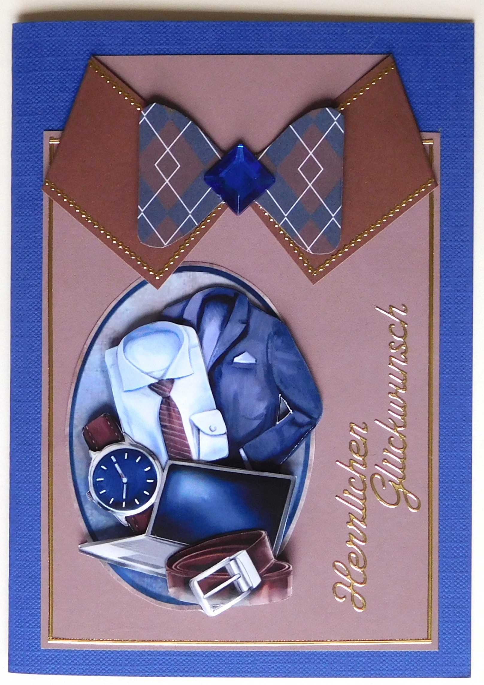 Maennerkarte mit Hemdkragen und Fliege