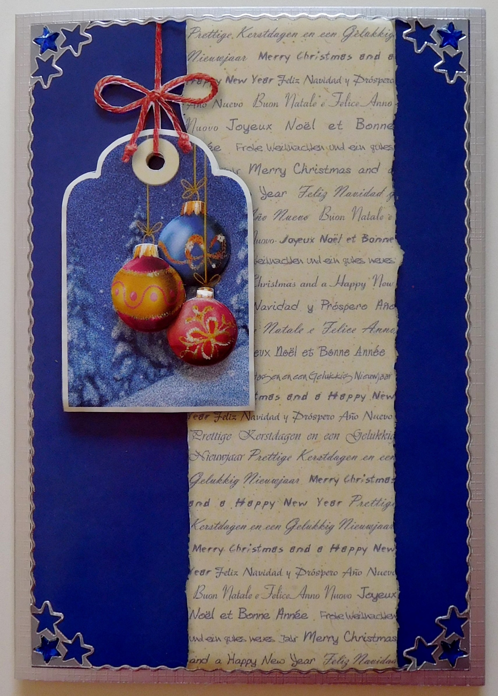 Blaue Weihnachtskarte mit Baumkugeln