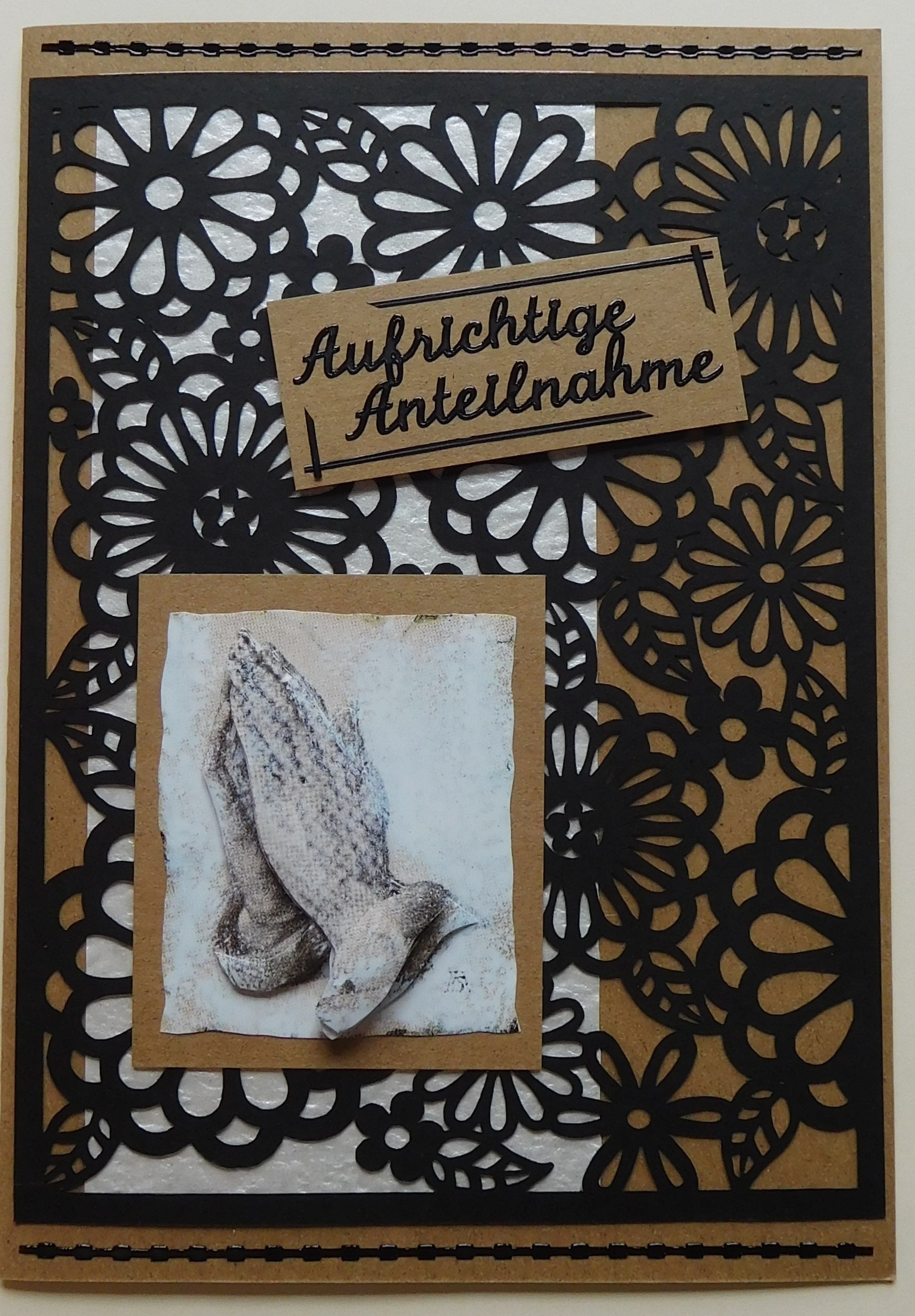 Naturkarte mit filigranem schwarzem Aufleger