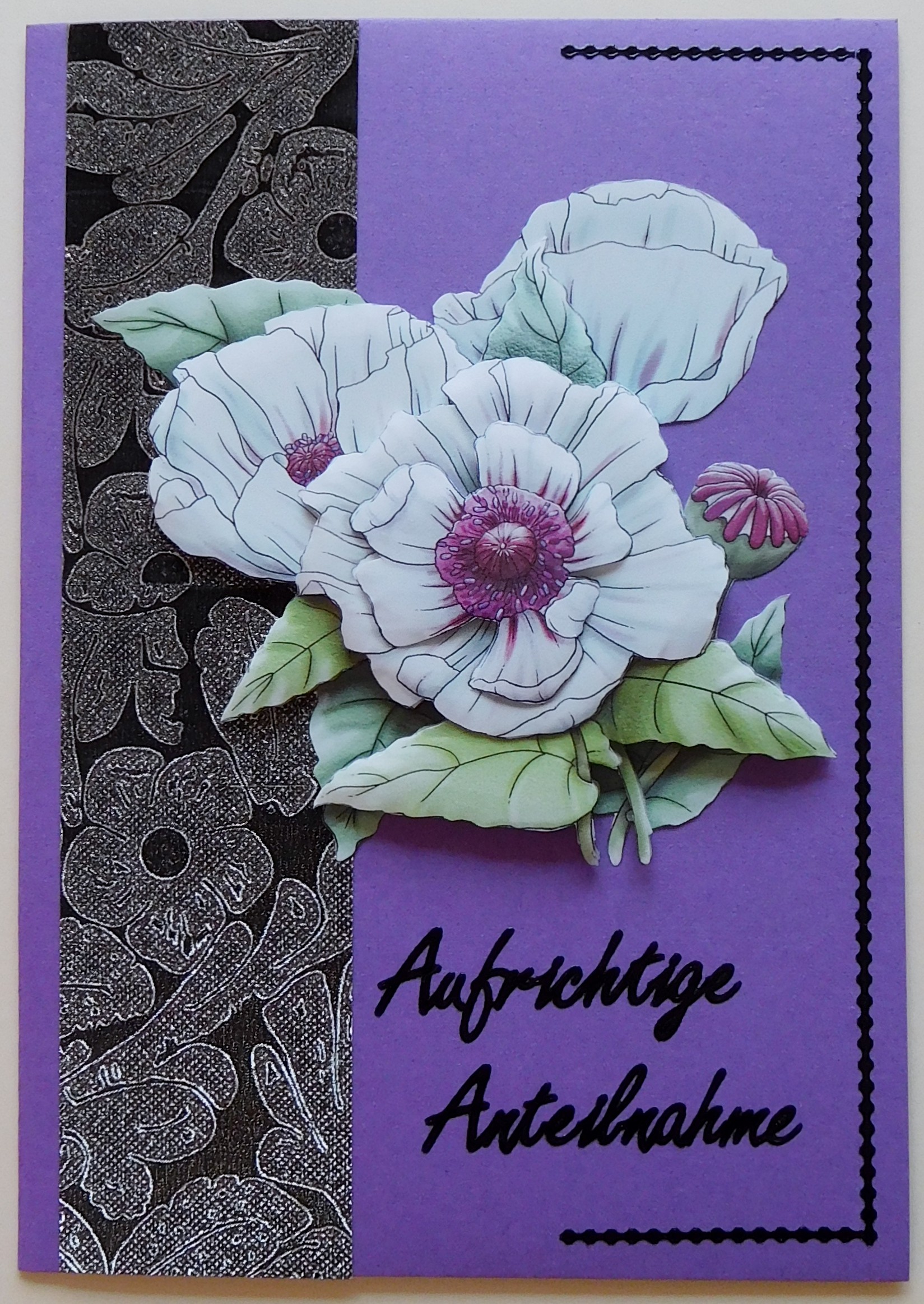 Schlichte Trauerkarte mit weißen Blüten