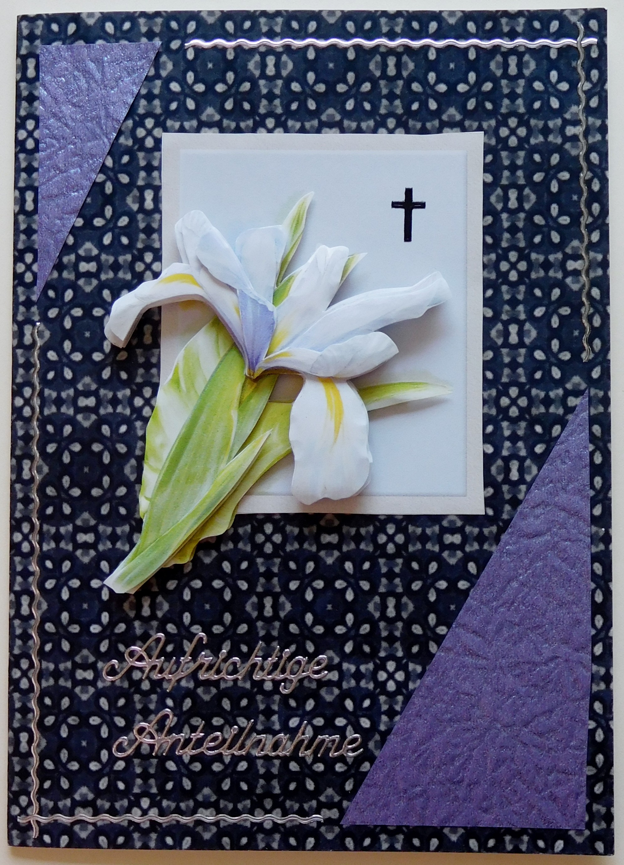 Stilvolle Trauerkarte mit weißer Lilie