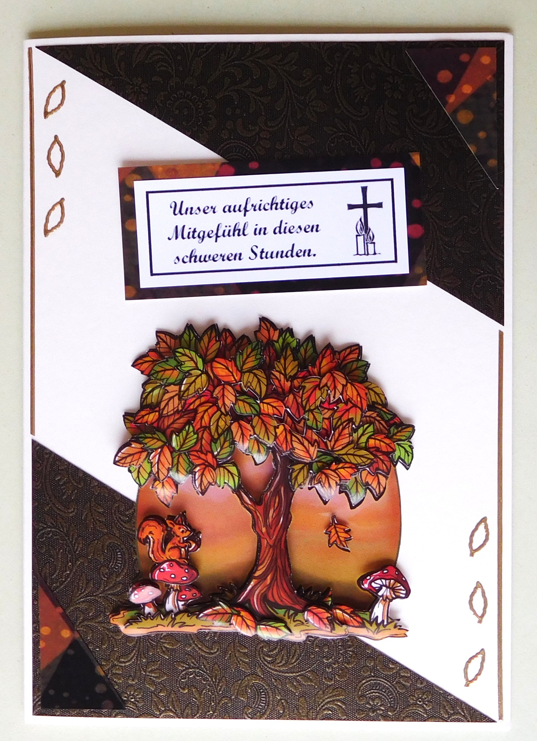 Trauerkarte mit Herbstbaum und Eichhörnchen