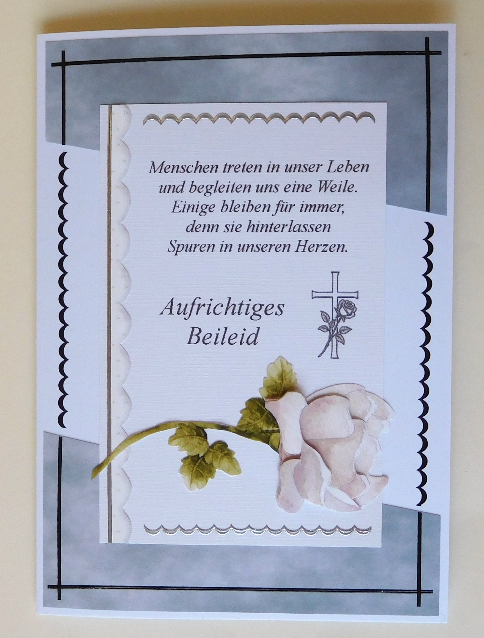 Trauerkarte mit Rose und Marmorpapier