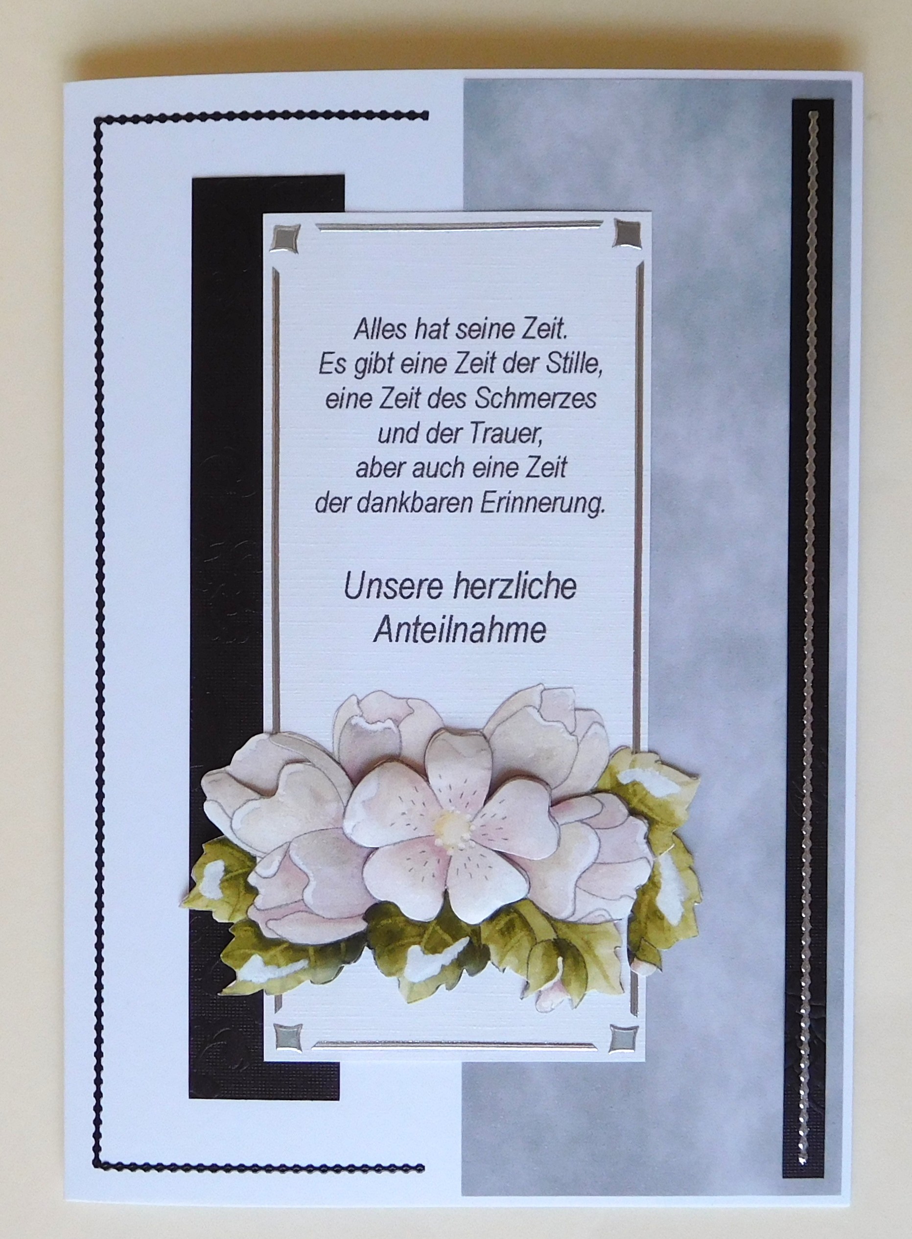 Trauerkarte mit Wildrosen und Marmorpapier