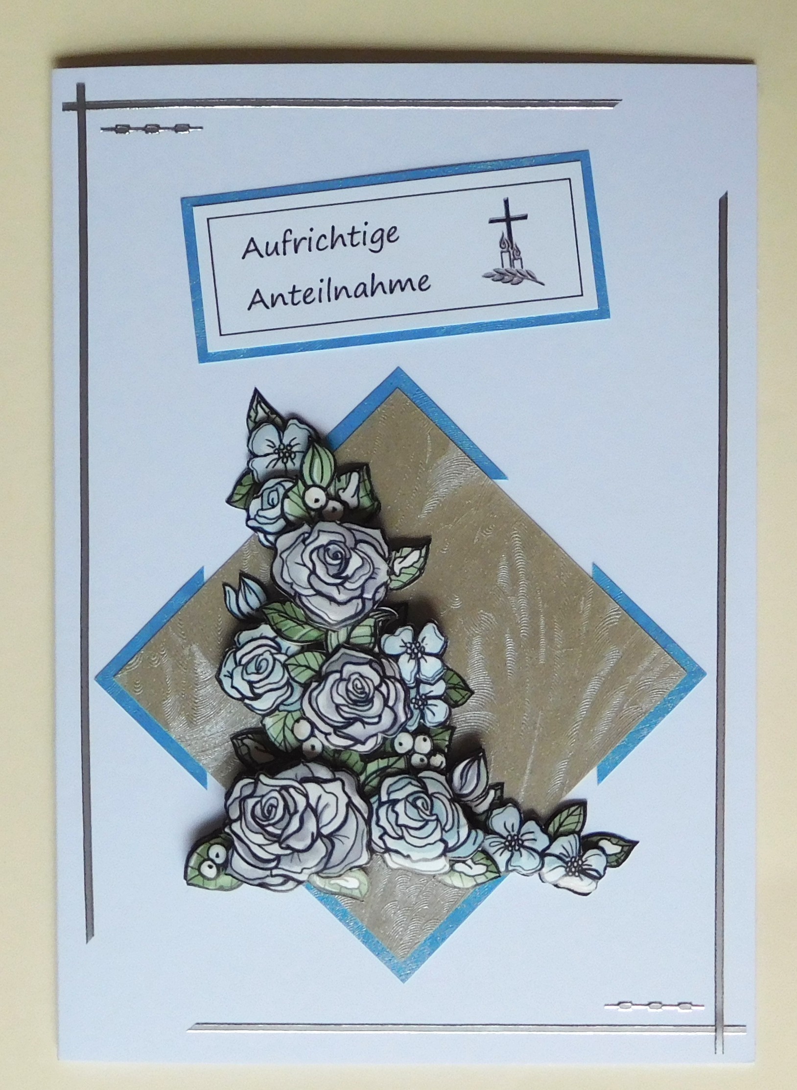 Trauerkarte mit Winterrosen und Blumen
