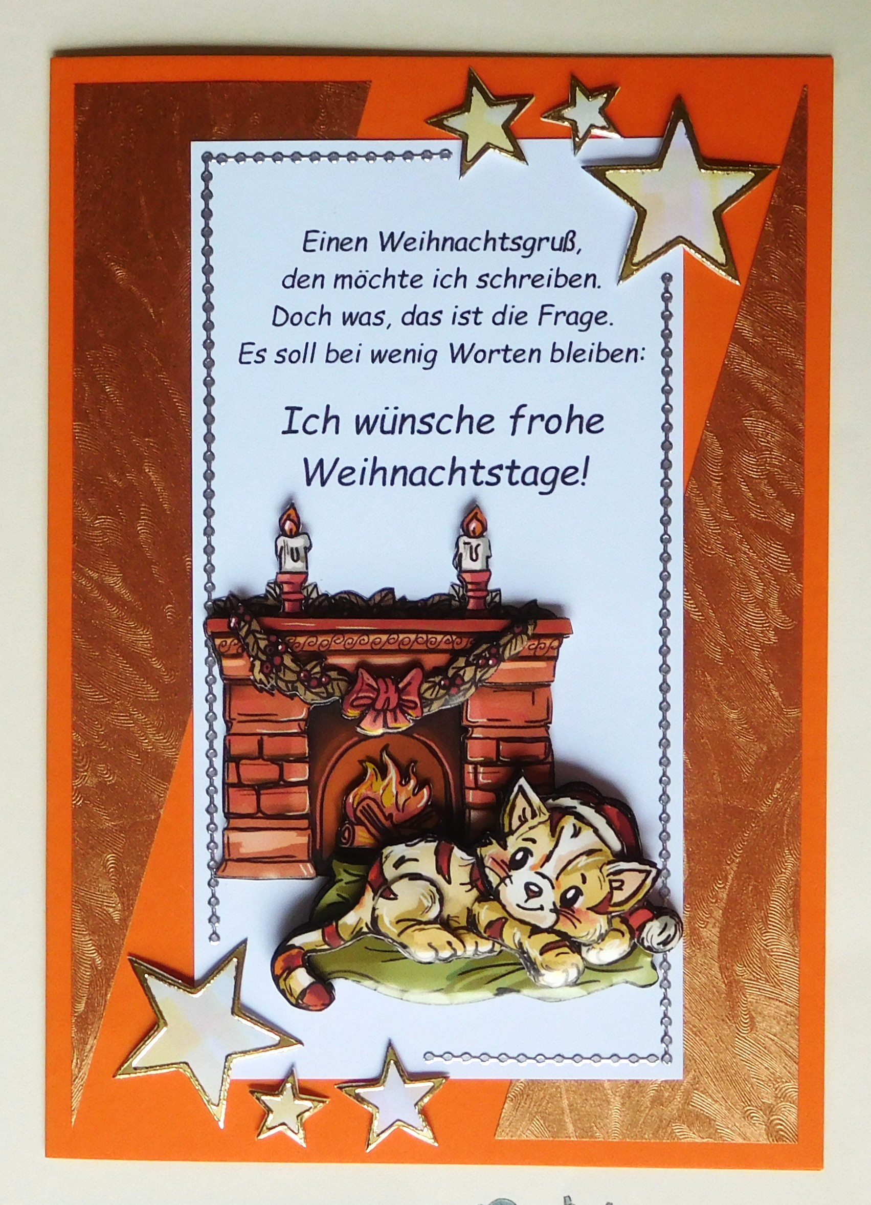 Weihnachtskarte mit Katze am Kamin