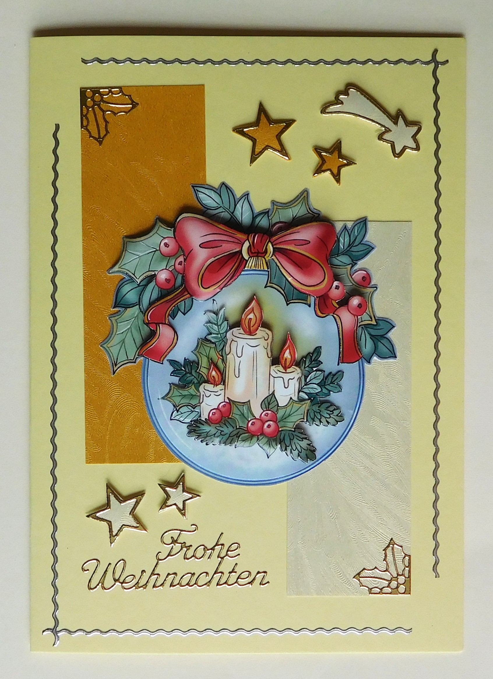 Weihnachtskarte mit Kerzen und Sternen