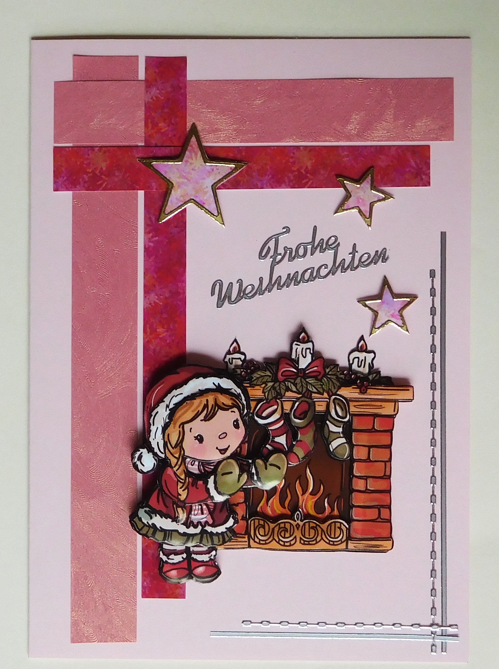 Weihnachtskarte mit Maedchen am Kamin