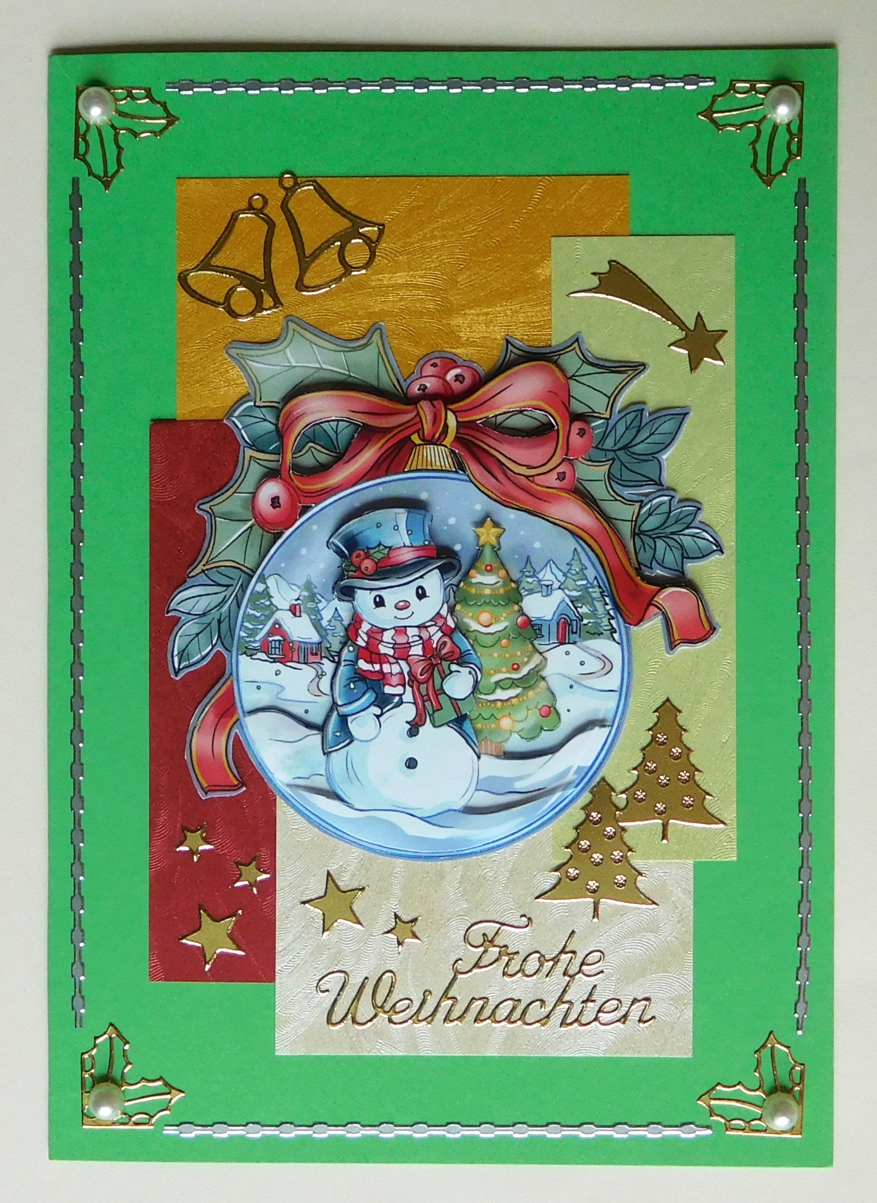 Weihnachtskarte mit Schneemann und Tannen