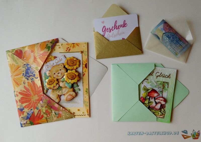 Vier selbstgemachte Umschläge in unterschiedlichen Größen und Papieren