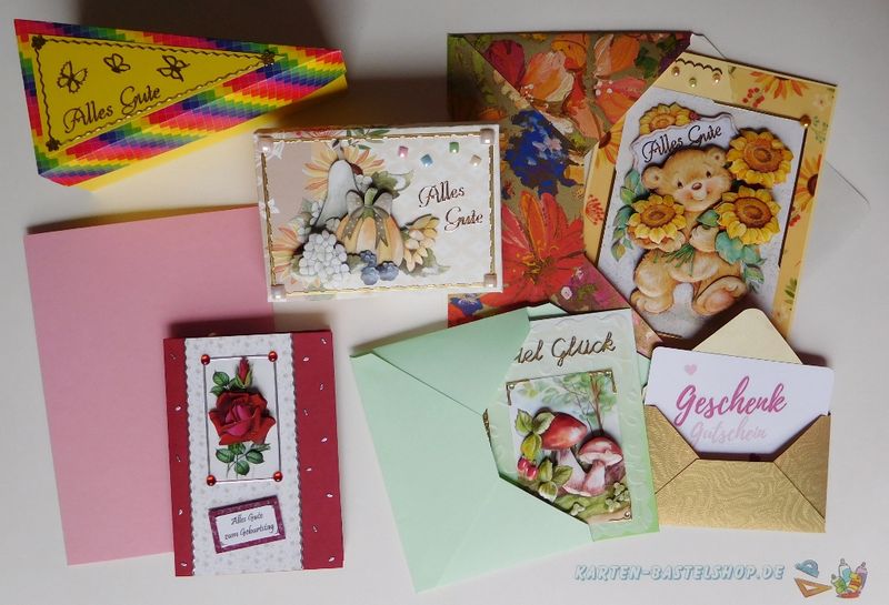 Verschiedene selbstgebastelte Umschläge mit Karten und Gutscheinen