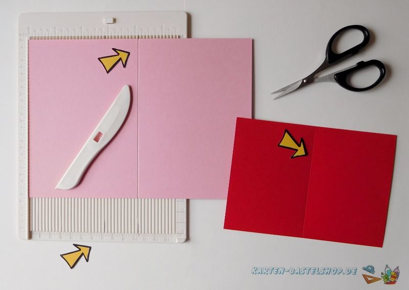 Falzlinie auf der Innenseite einer Karte mit dem Scoring-Board ziehen