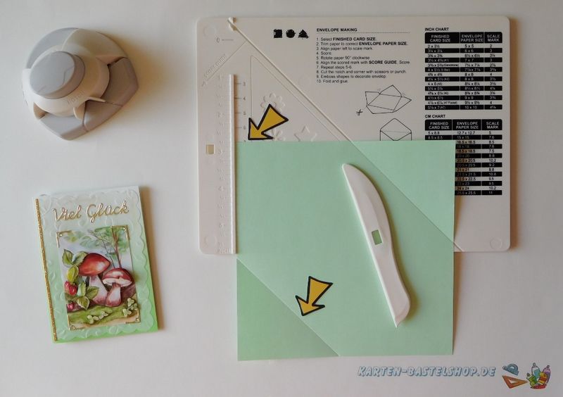 Umschlag aus quadratischem Papier mit dem Scoring-Board falzen