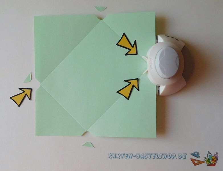 Ecken eines Umschlags mit dem Stanzer sauber ausstanzen