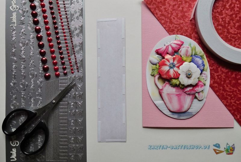 Kartenkarton, Flitterpapier, Sticker und Halbperlen für die Kartengestaltung