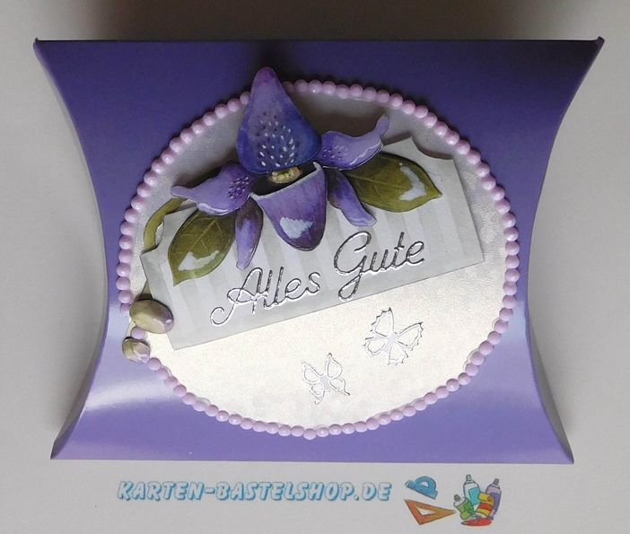 Selbstgemachte Kissenschachtel mit Diamond-Painting-Steinchen als Verzierung