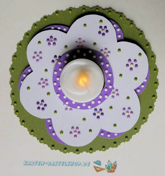 Blumenförmiger Teelicht-Untersetzer mit Steinchen verziert