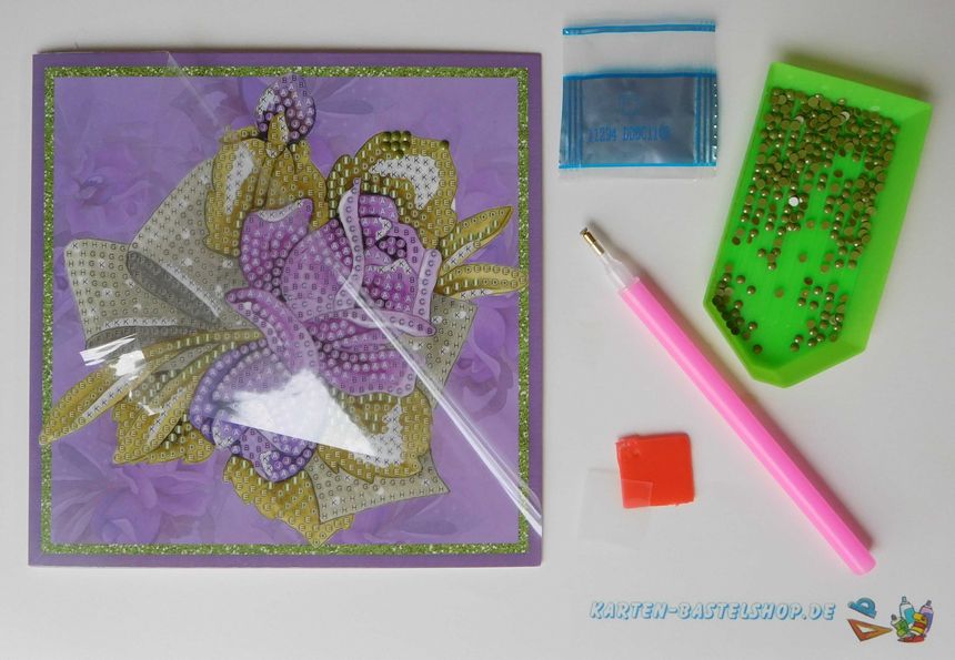 Diamond-Painting-Karte mit umgeschlagener Schutzfolie und bereitgelegtem Zubehör