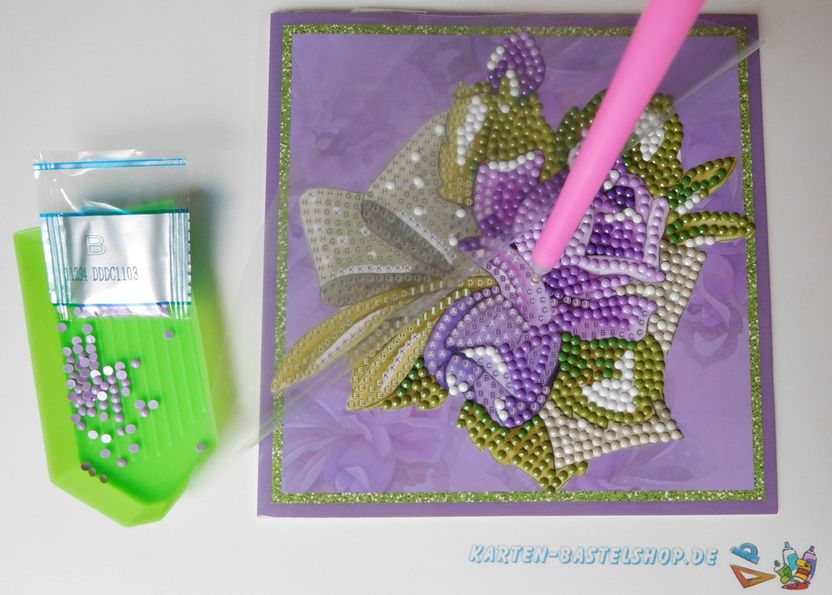 Fast fertige Diamond-Painting-Karte mit funkelndem Blumenmotiv
