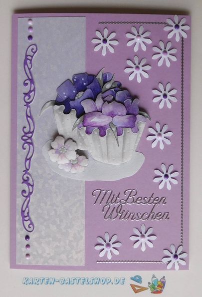 Karte mit verlängerter Bordüre aus Steinchen und Blüten mit glitzernder Mitte