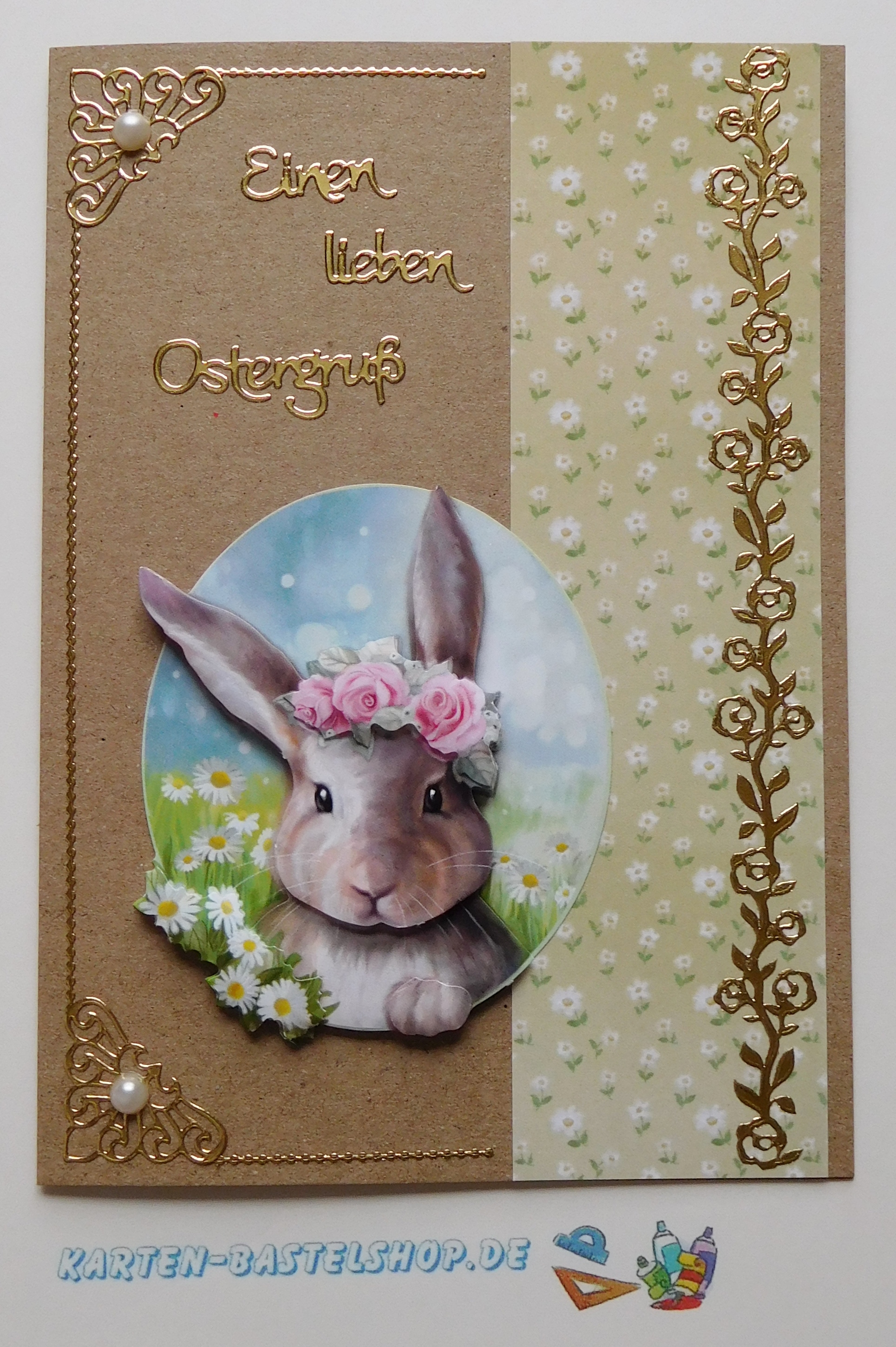Osterkarte mit Hasenmotiv, goldenen Bordüren und floralen Details aus dem Stanzbogenbuch Nr. 21
