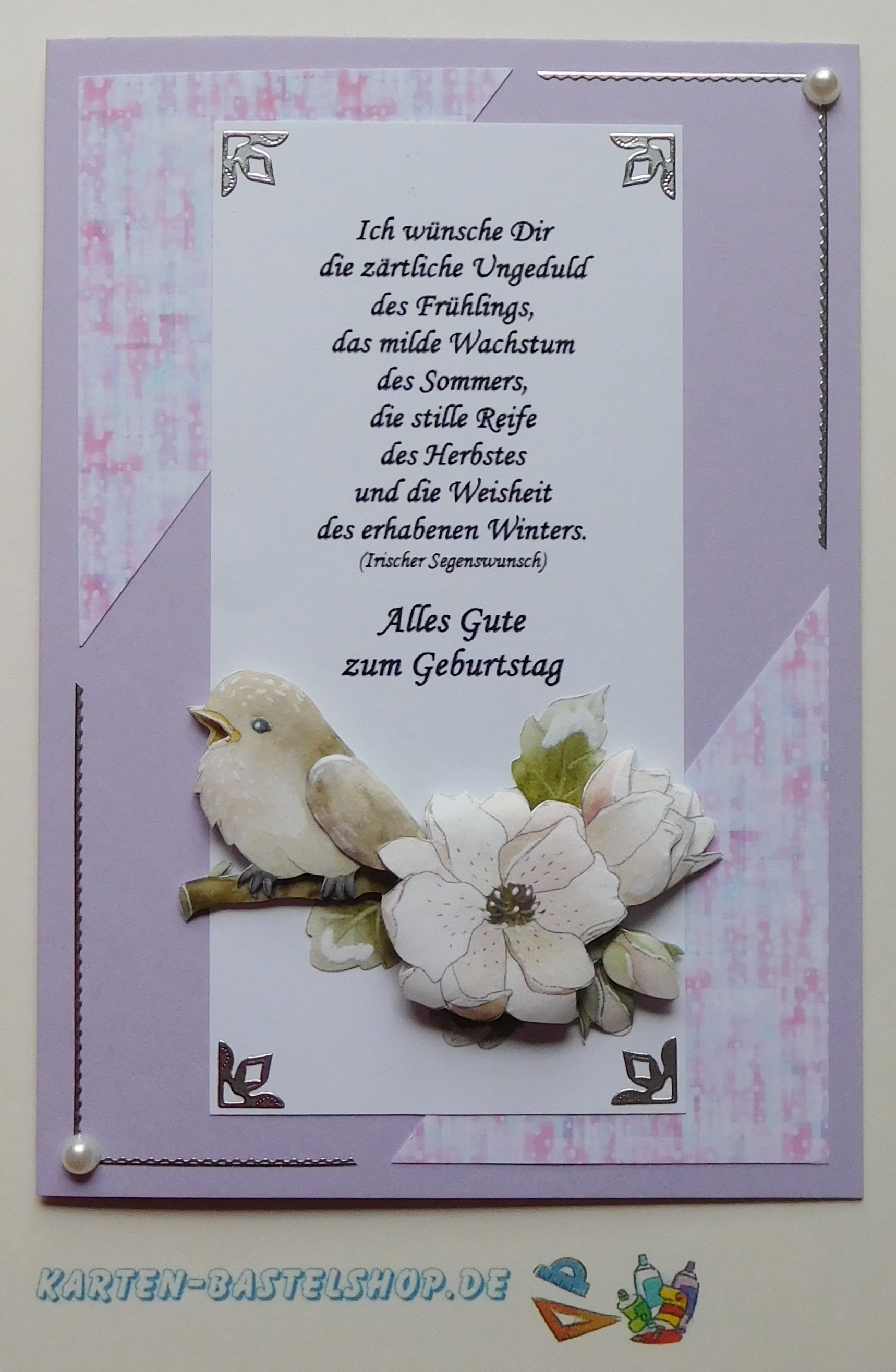 Geburtstagskarte in Lilatönen mit Vogelmotiv und Blüten aus dem Stanzbogenbuch Nr. 21