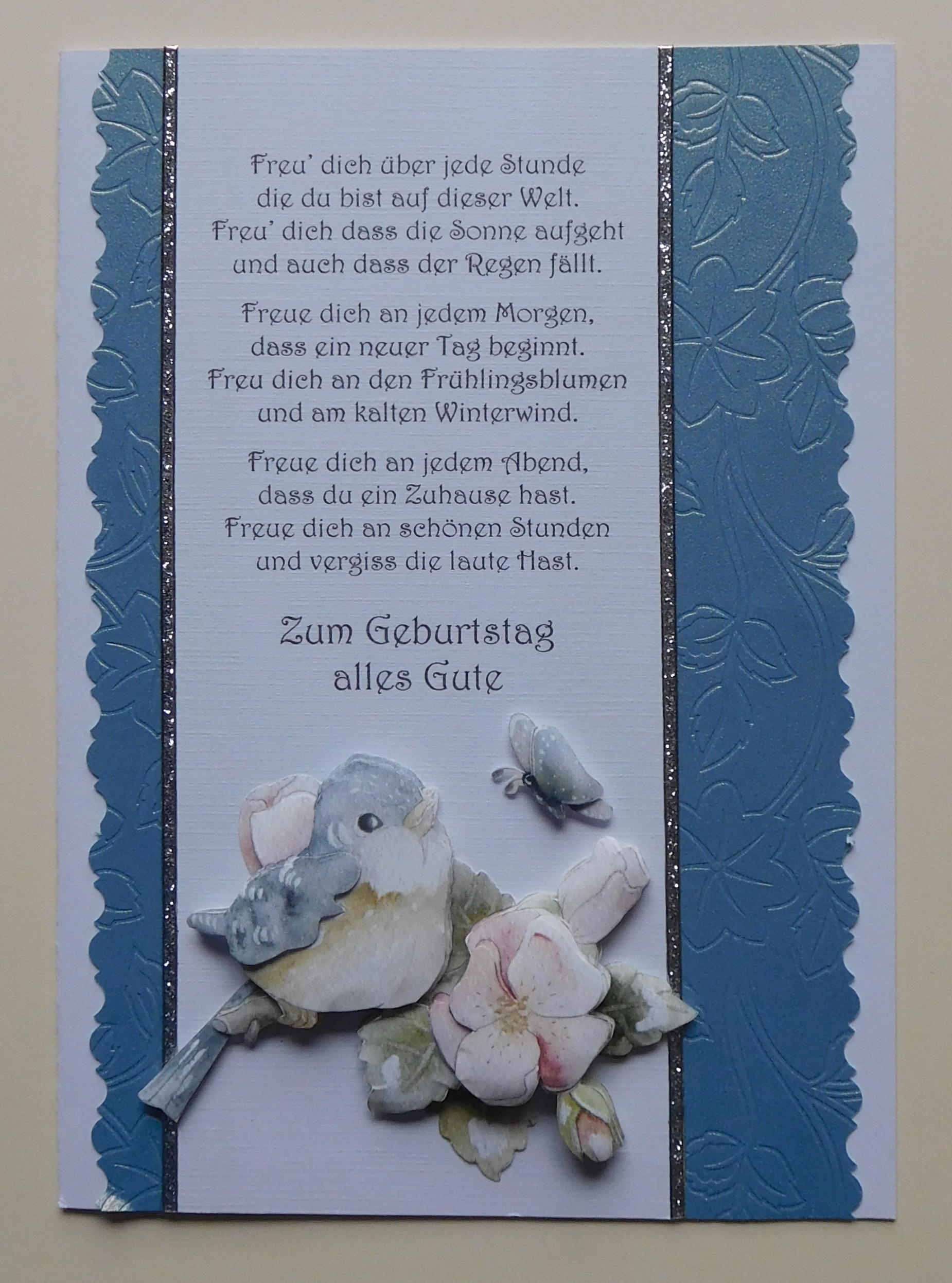Geburtstagskarte in Blautönen mit Vogelmotiv, Blüte und Textfeld aus dem Stanzbogenbuch Nr. 21