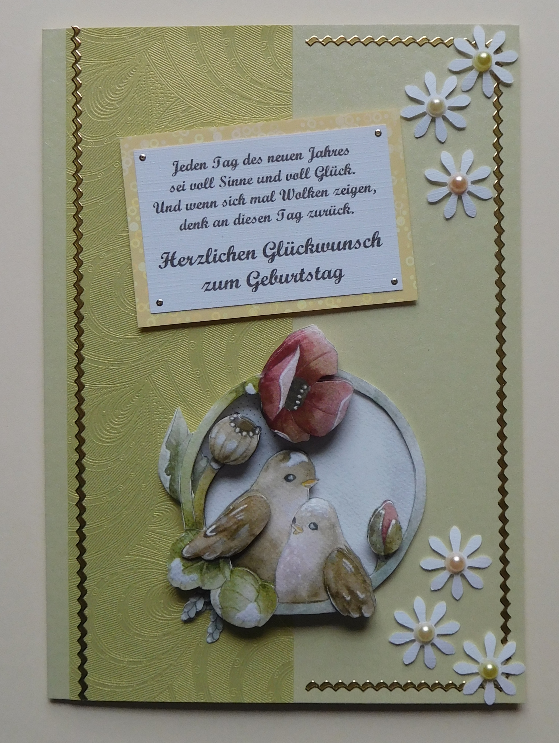 Geburtstagskarte mit zwei Vogelmotiven, Blüten und dekorativem Textfeld aus dem Stanzbogenbuch Nr. 21