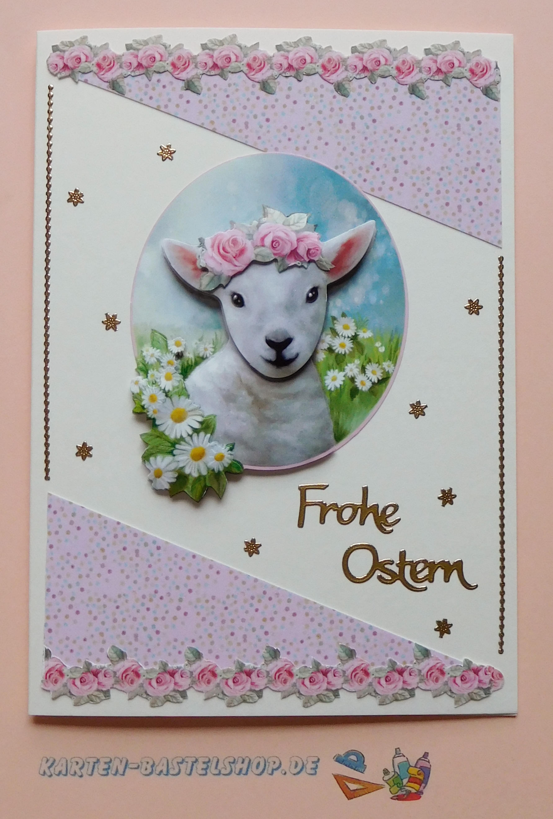 Osterkarte mit Lämmchenmotiv, rosa Designpapier und goldenen Details aus dem Stanzbogenbuch Nr. 21