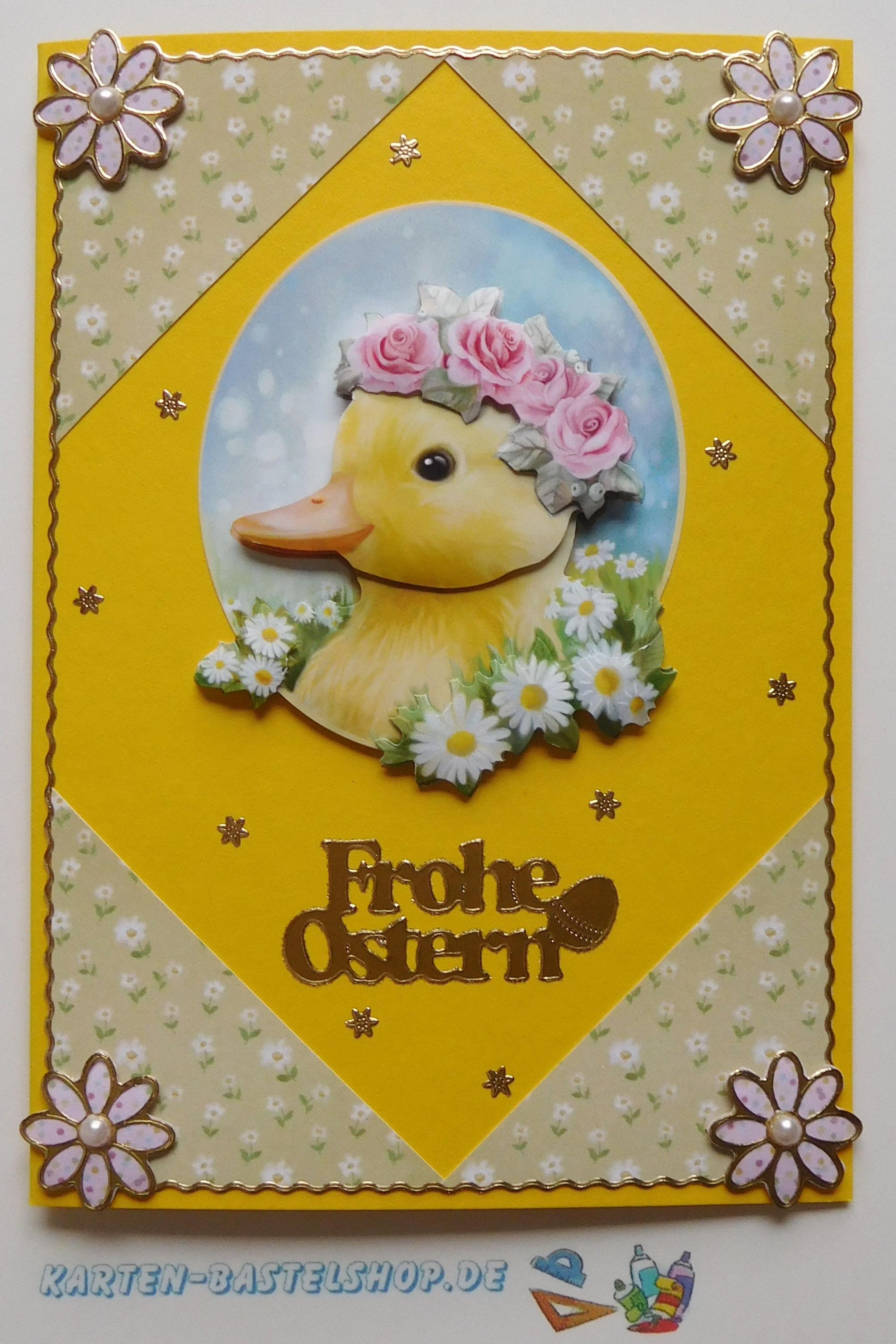 Osterkarte mit Kükenmotiv, gelber Kartenbasis und goldenen Verzierungen aus dem Stanzbogenbuch Nr. 21