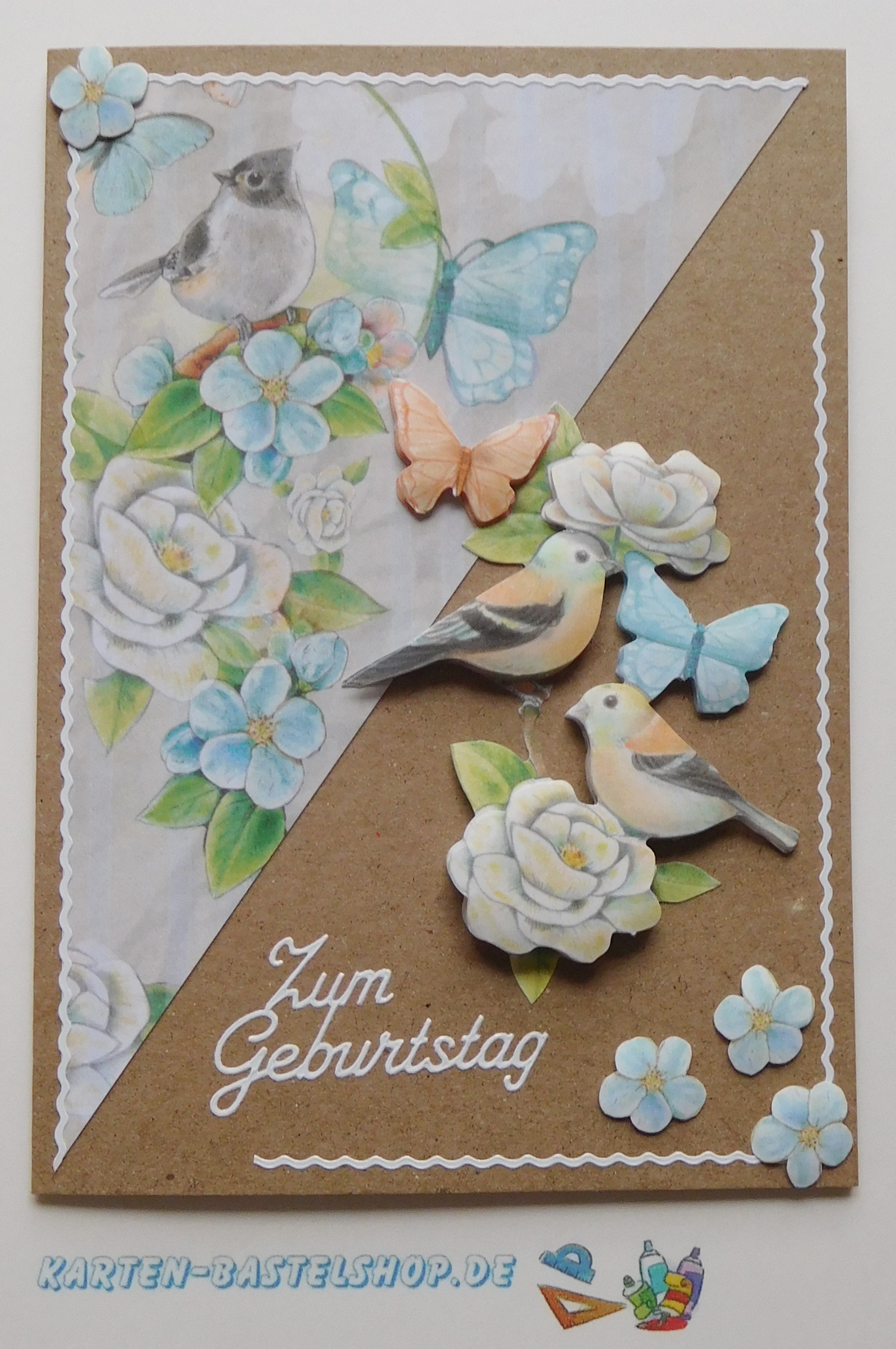 Geburtstagskarte mit Vogelmotiven, Schmetterlingen und floralen Details aus dem Stanzbogenbuch Nr. 21