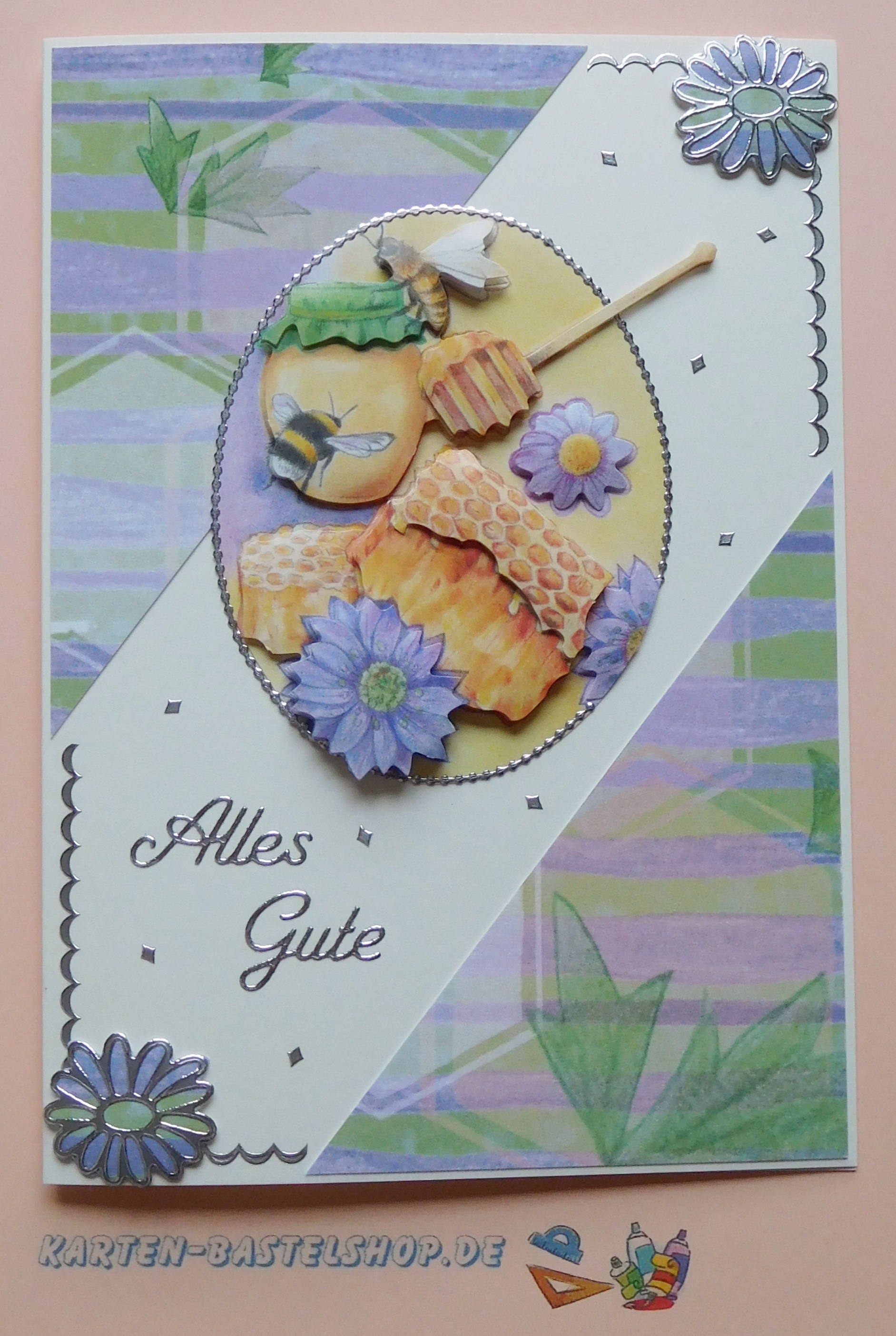 Glückwunschkarte mit Honigtopf, Waben und Bienenmotiv aus dem Stanzbogenbuch Nr. 21