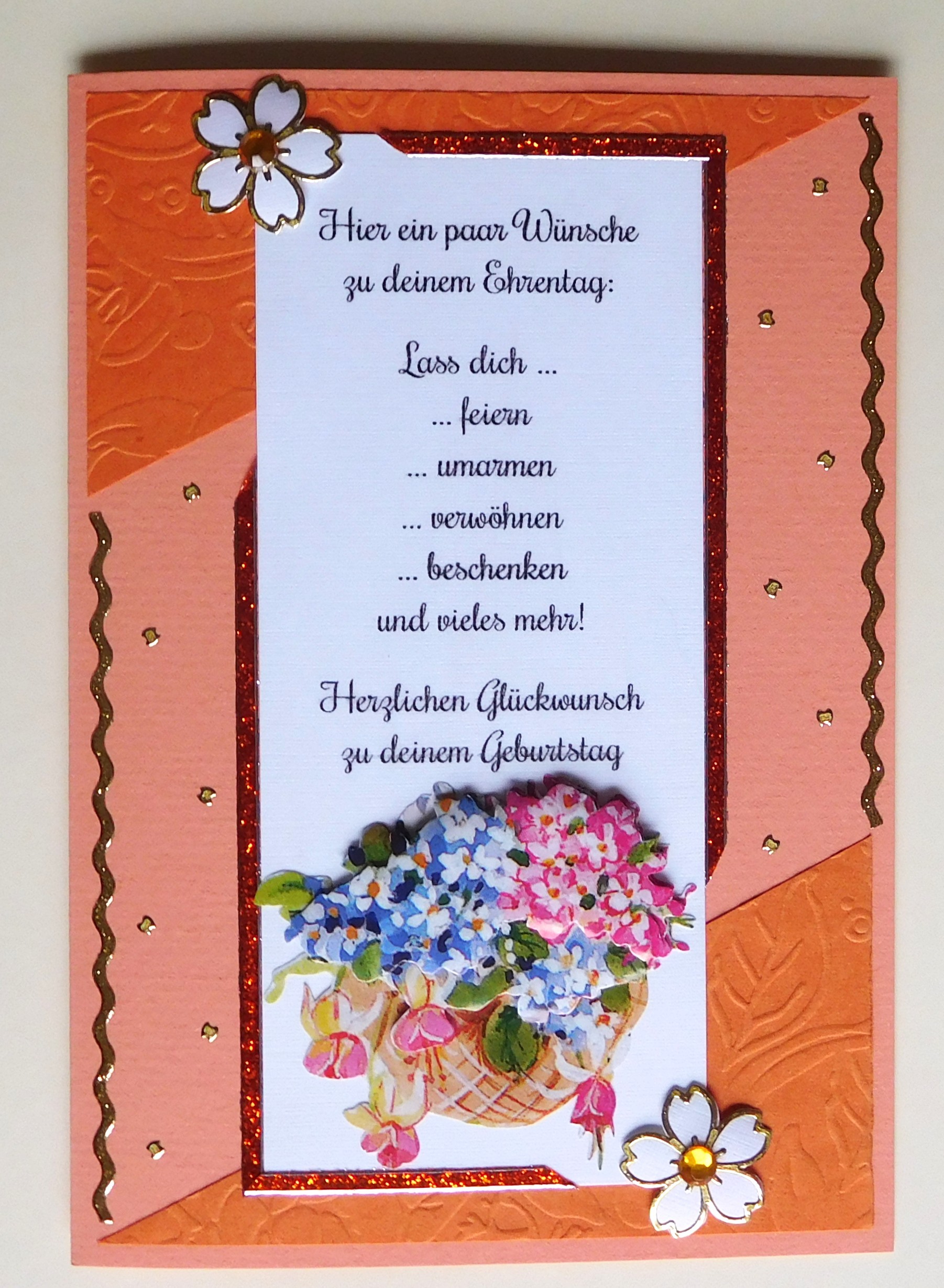 Elegante Geburtstagskarte in Lachs mit diagonalen Elementen und goldenen Details