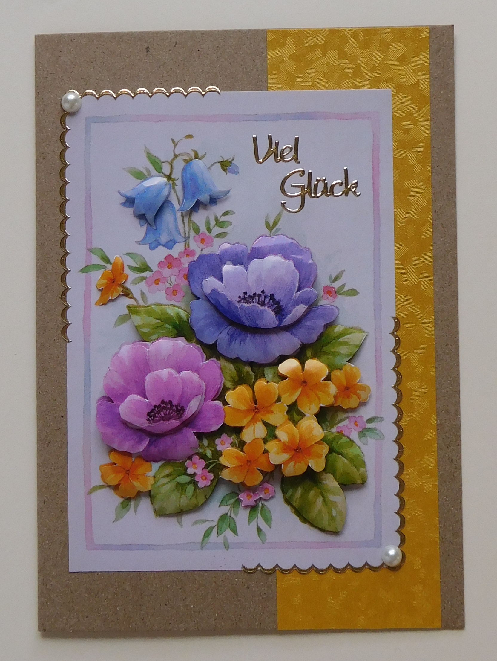 Glückwunschkarte mit Naturkarton und floraler 3D-Blume