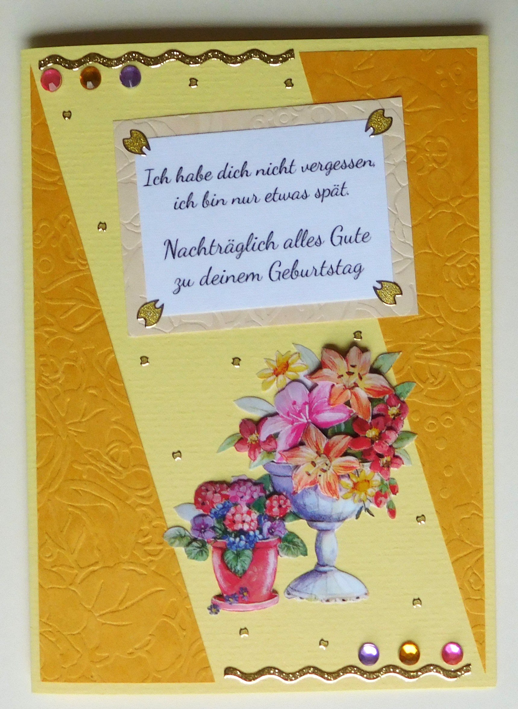 Geburtstagskarte in Gelb und Orange mit goldenen Bordüren und floralem 3D-Motiv