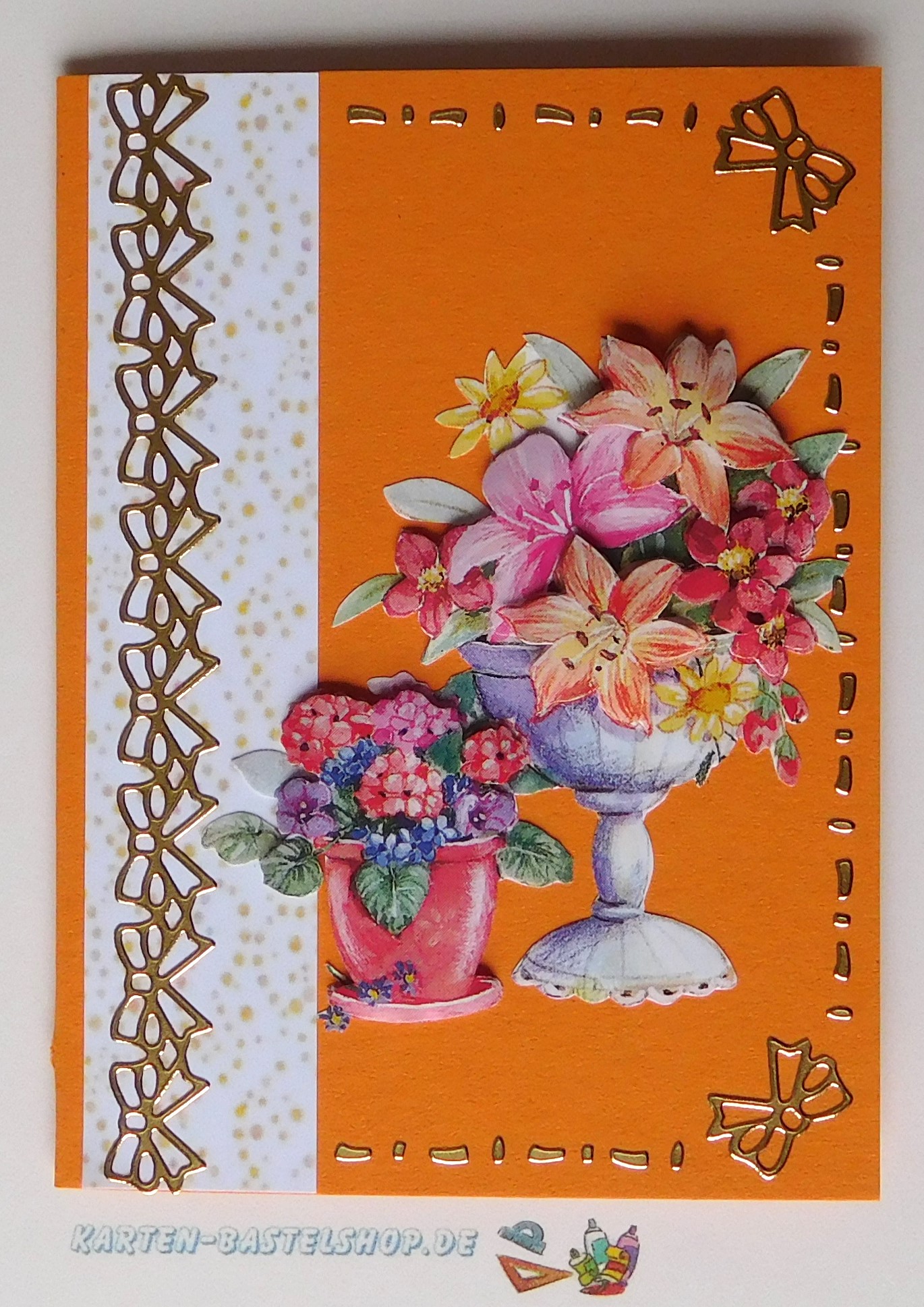 Orange Karte mit Blumenmotiv, Schleifenbordüren und hellem Papierstreifen