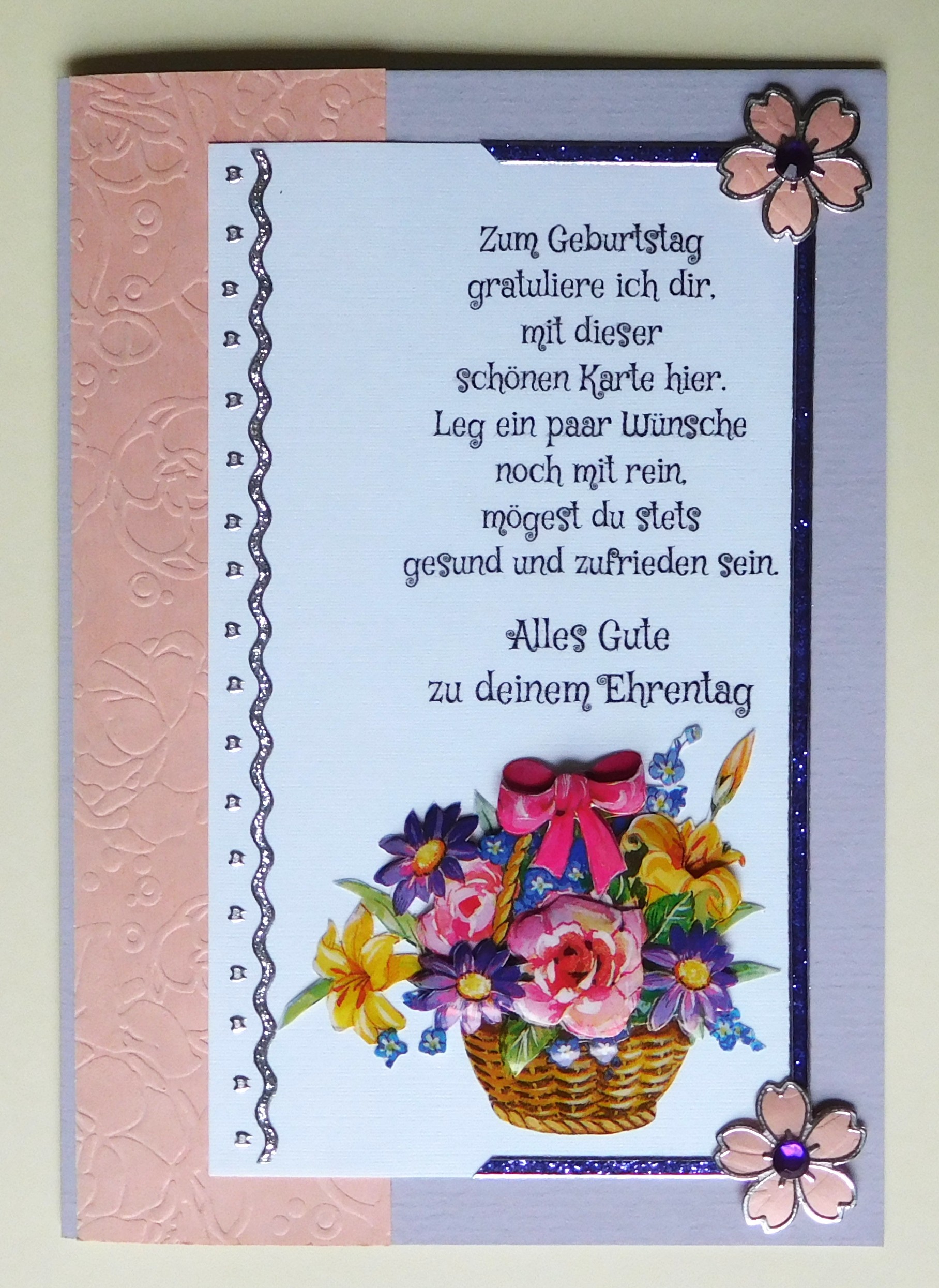 Geburtstagskarte in Lavendel mit rosa Strukturpapier, silbernen Bordüren und Blumenkorb