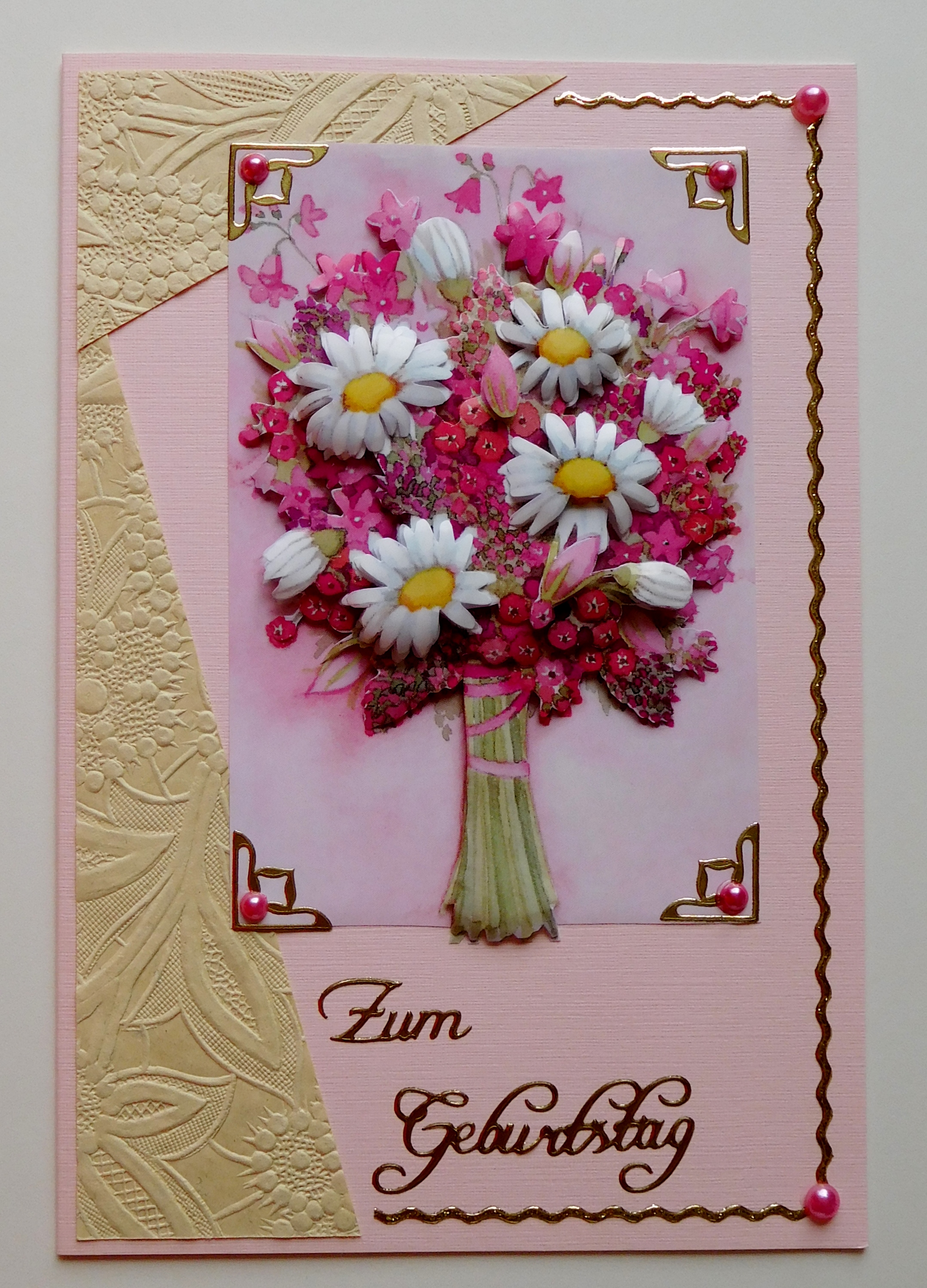 Rosa Geburtstagskarte mit Margeritenstrauß und cremefarbenen Dreiecken