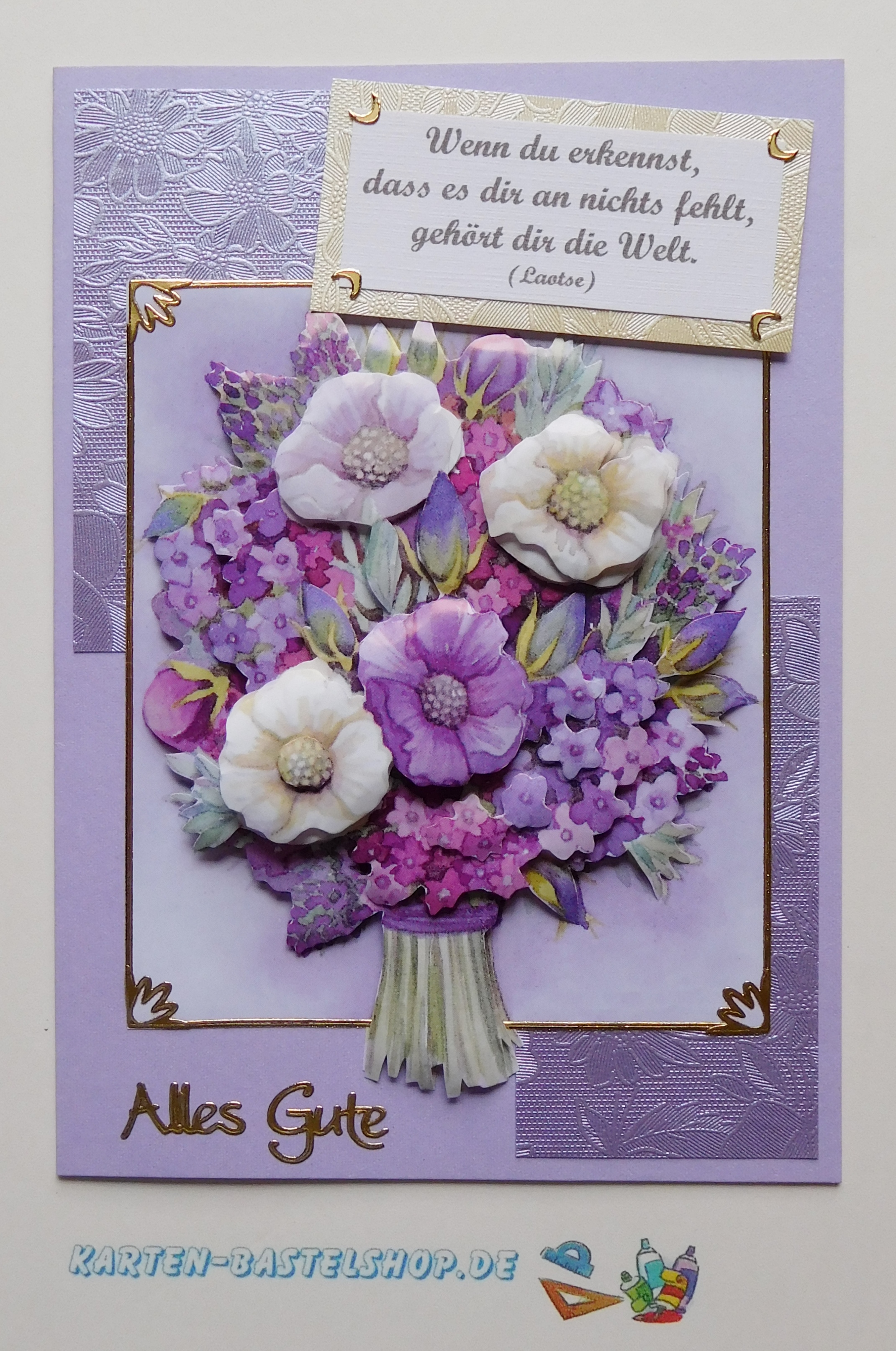 Lila Karte mit Blumenstrauß und Spruchkärtchen
