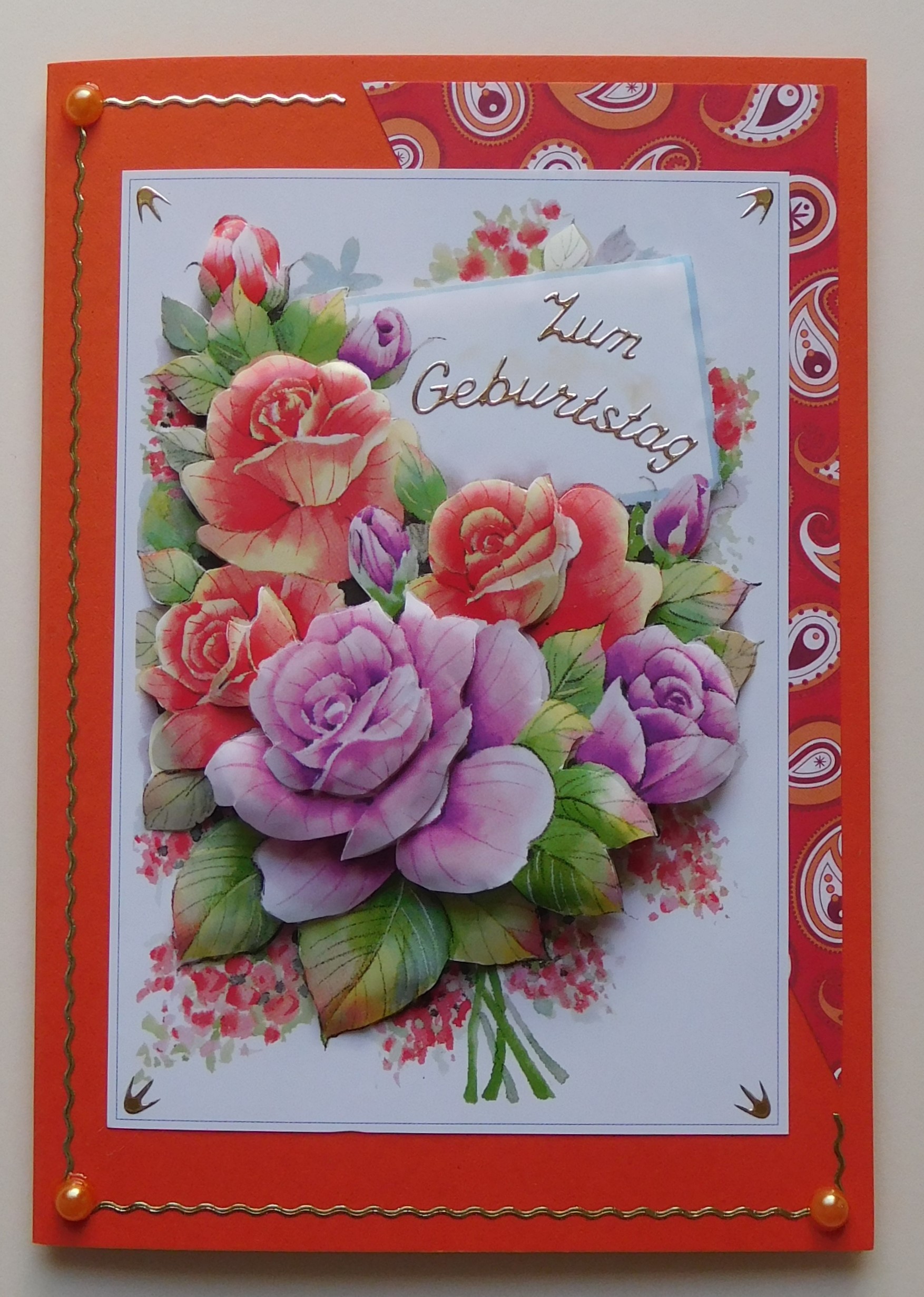 Orange Geburtstagskarte mit Blumenmotiv, Paisley-Dreieck und goldener Bordüre