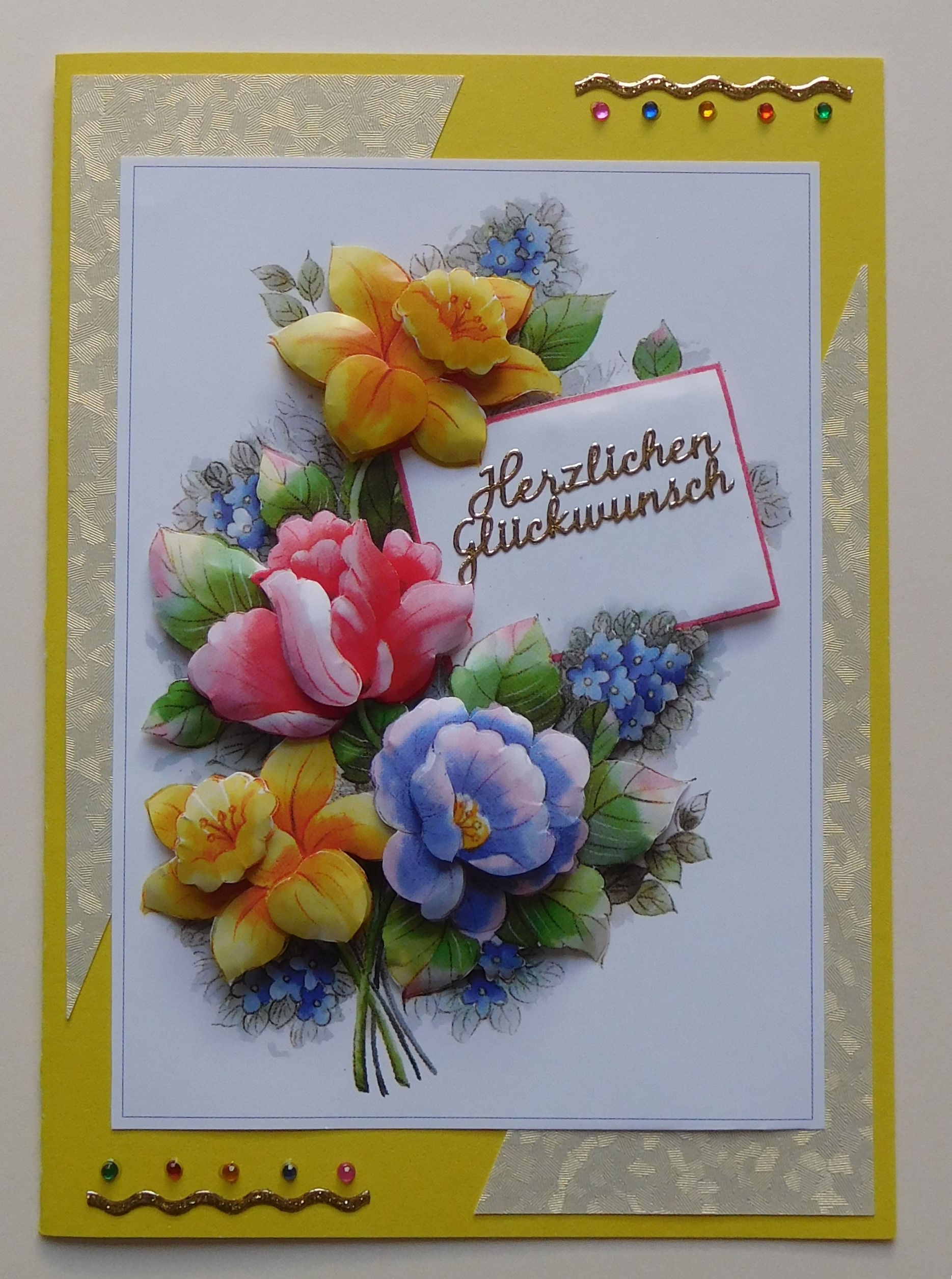 Gelbe Glückwunschkarte mit Flitterdreiecken, Wellensticker und bunten Strasssteinen