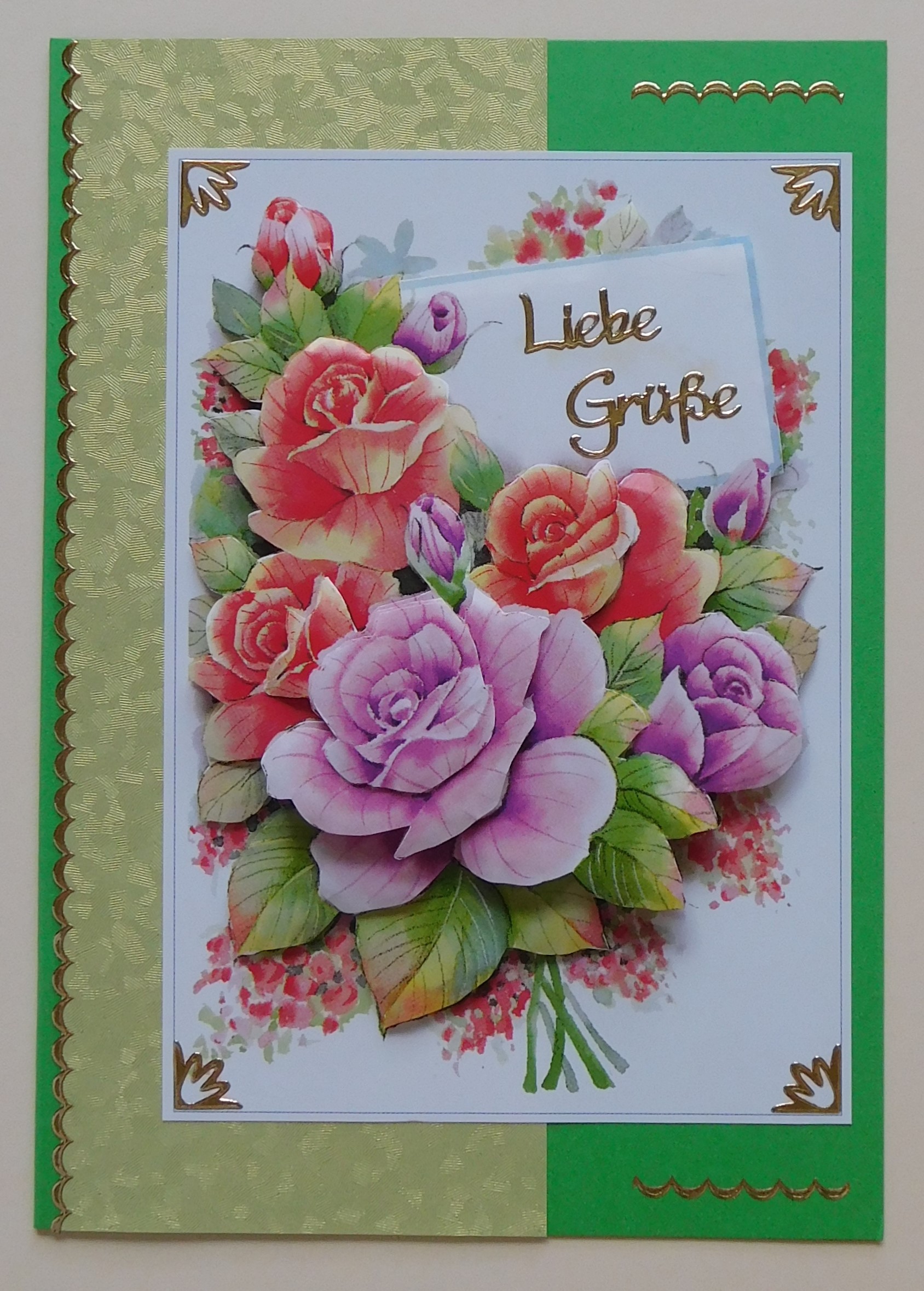 Grüne Grußkarte mit Rosenmotiv und Streifen aus hellem Flitterpapier