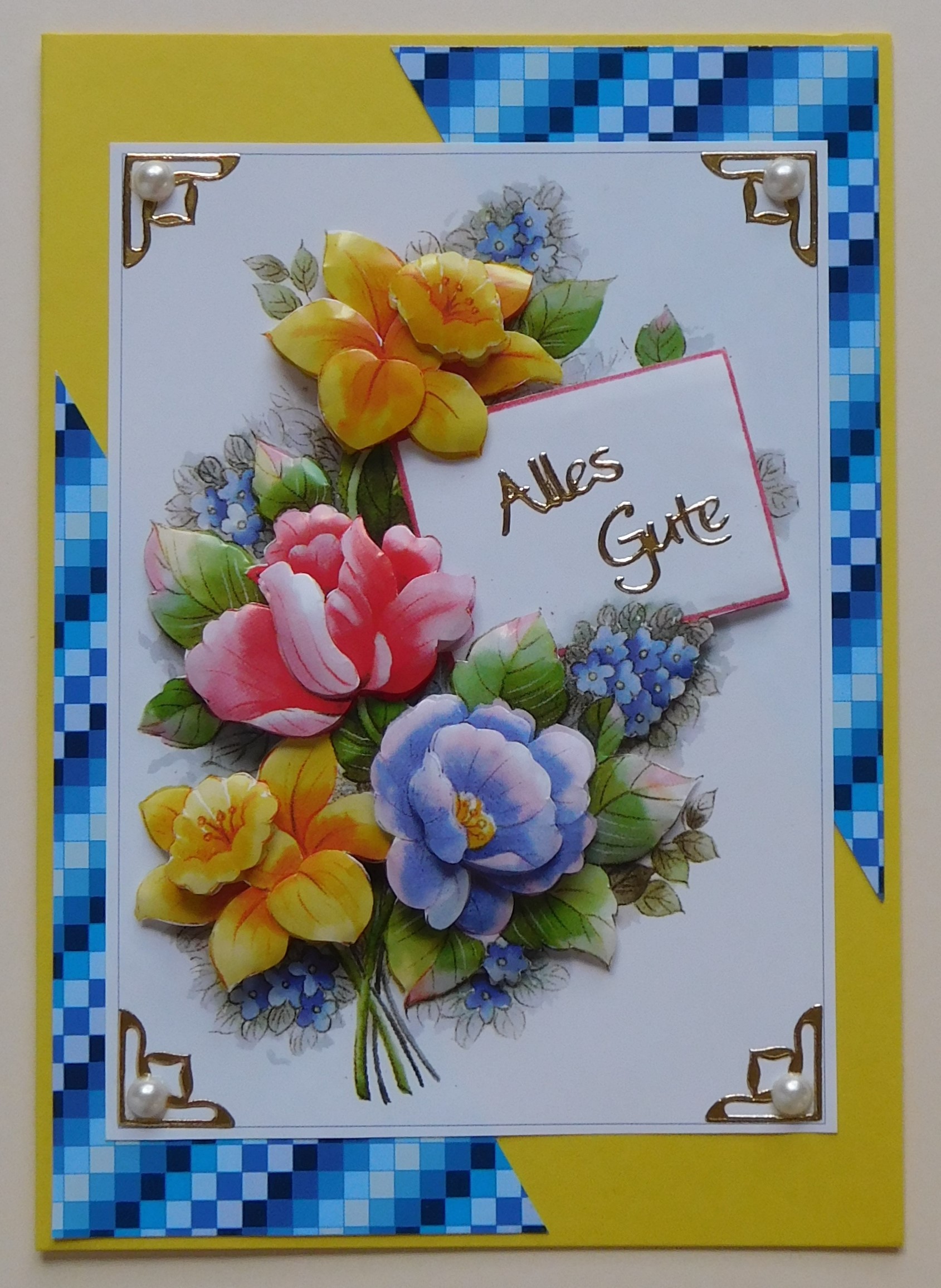 Gelb-blaue Glückwunschkarte mit Karo-Line-Dreiecken und Blumenmotiv